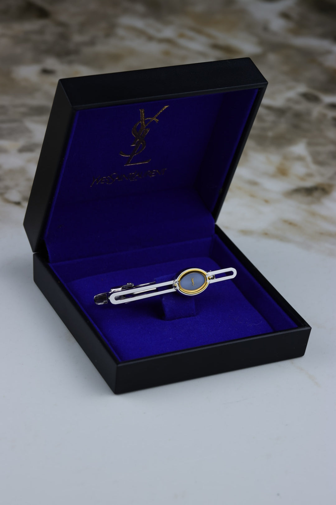 Yves Saint Laurent – spinka do krawata, srebrna z błękitnym emaliowanym detalem (S24)