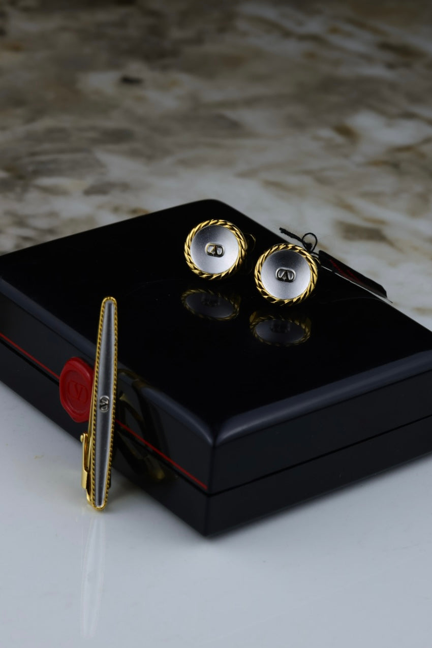 Valentino Garavani – zestaw spinki do mankietów i spinka do krawata, srebrno-złoty kolor (S26)