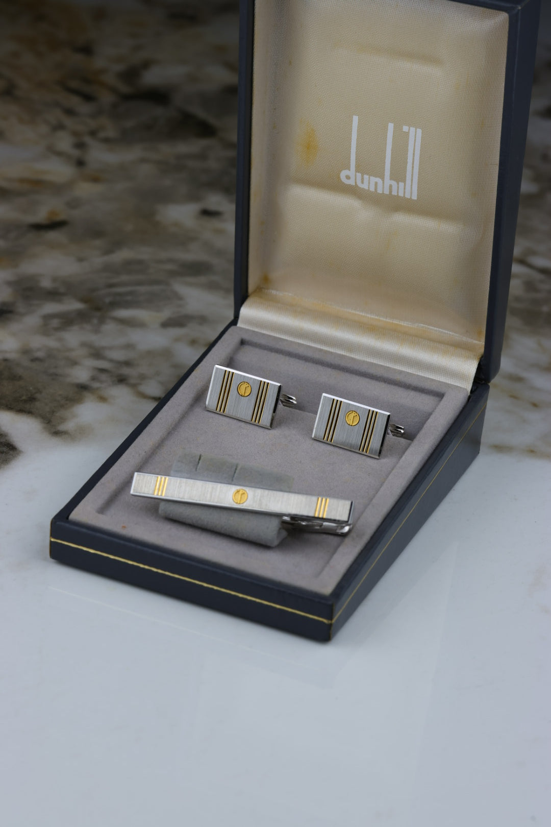 Dunhill – spinki do mankietów i spinka do krawatu, stal szczotkowana ze złotymi akcentami (S39)