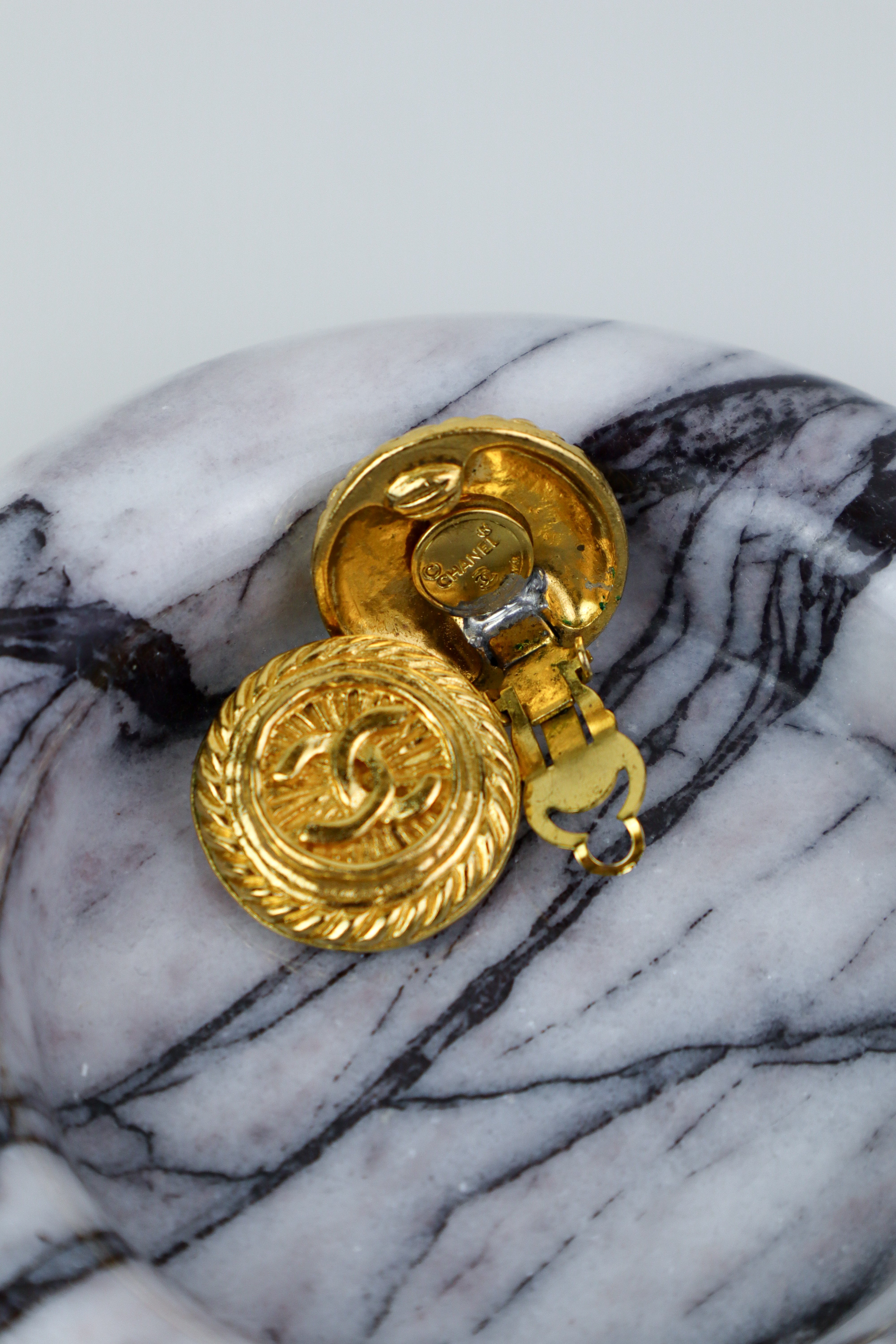 CHANEL - okragłe klipsy vintage ze zdobieniem i CC