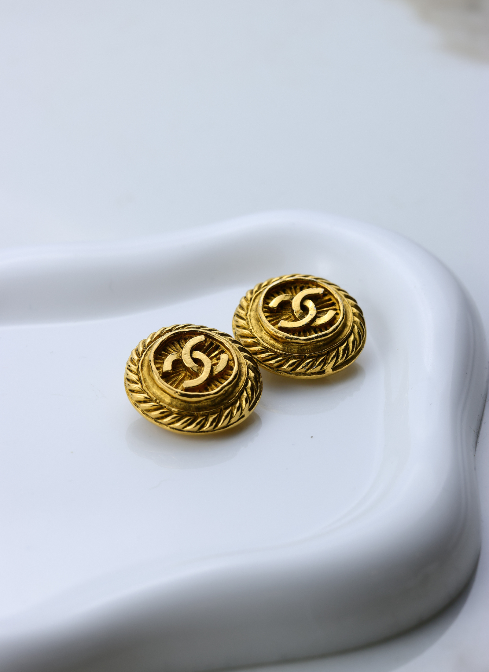 CHANEL - pozłacane zdobne klipsy