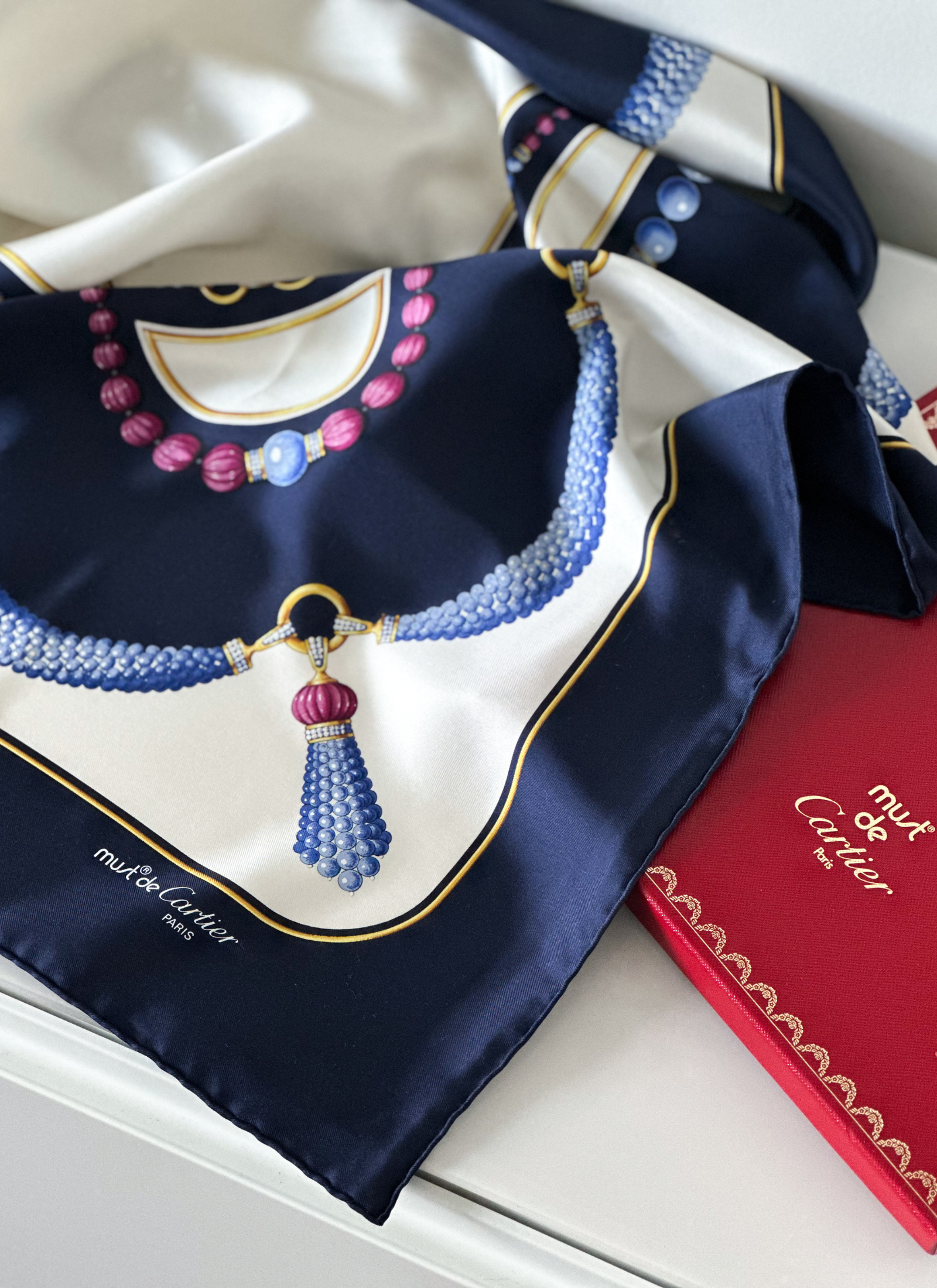 Cartier - jedwabna apaszka must de Cartier z motywem jubilerskim