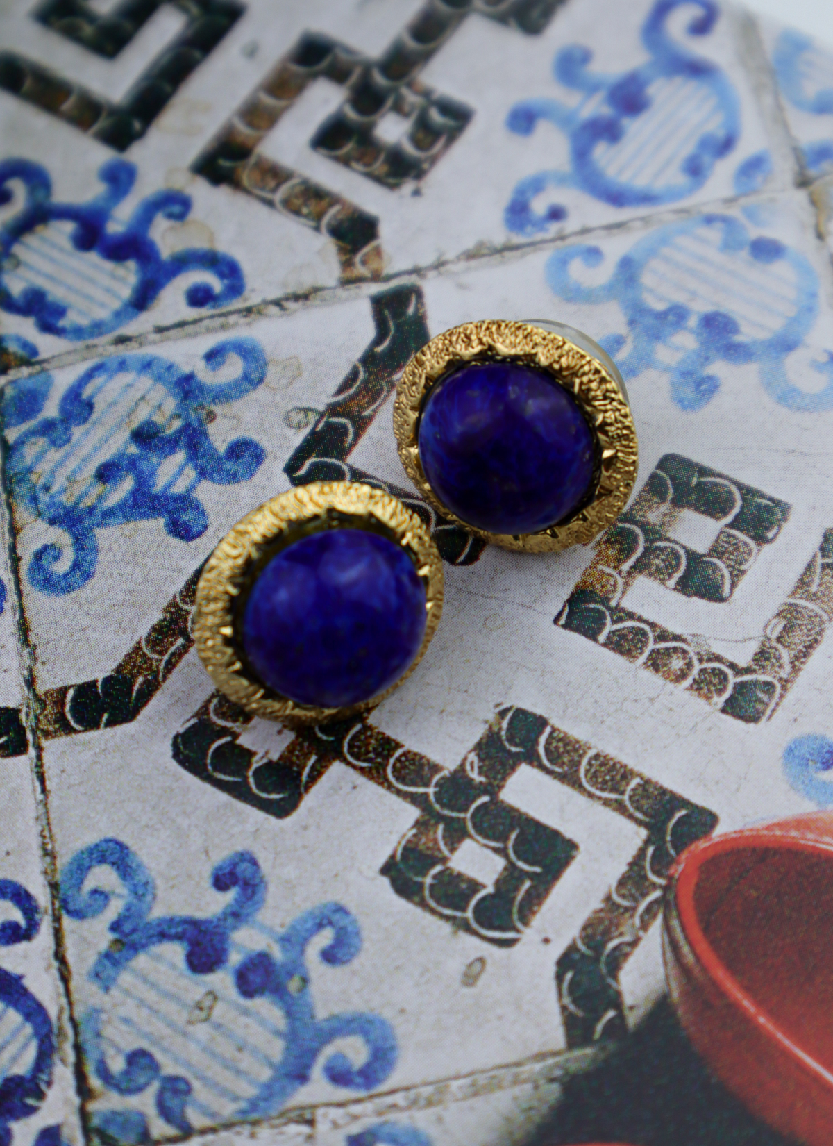 Christian Dior - kolczyki z kobaltowym kaboszonem "lapis lazuli"