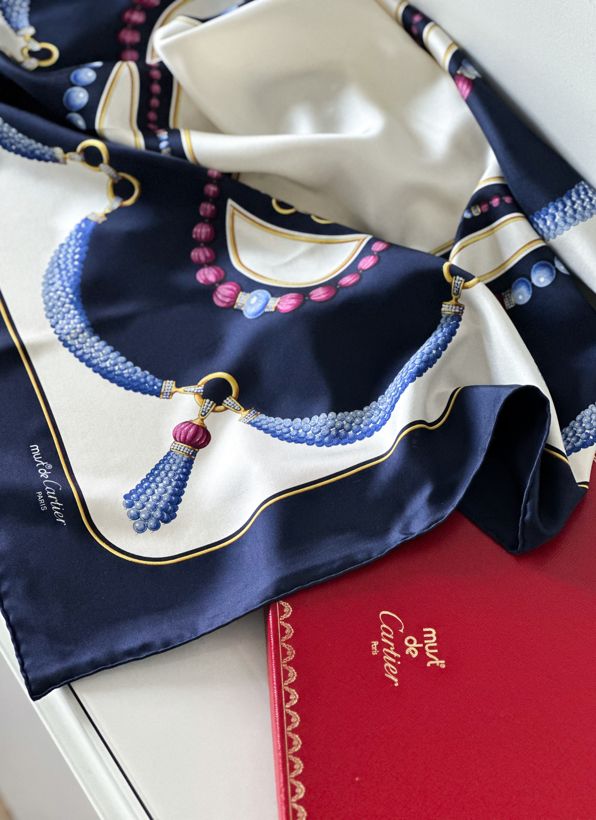 Cartier - jedwabna apaszka must de Cartier z motywem jubilerskim