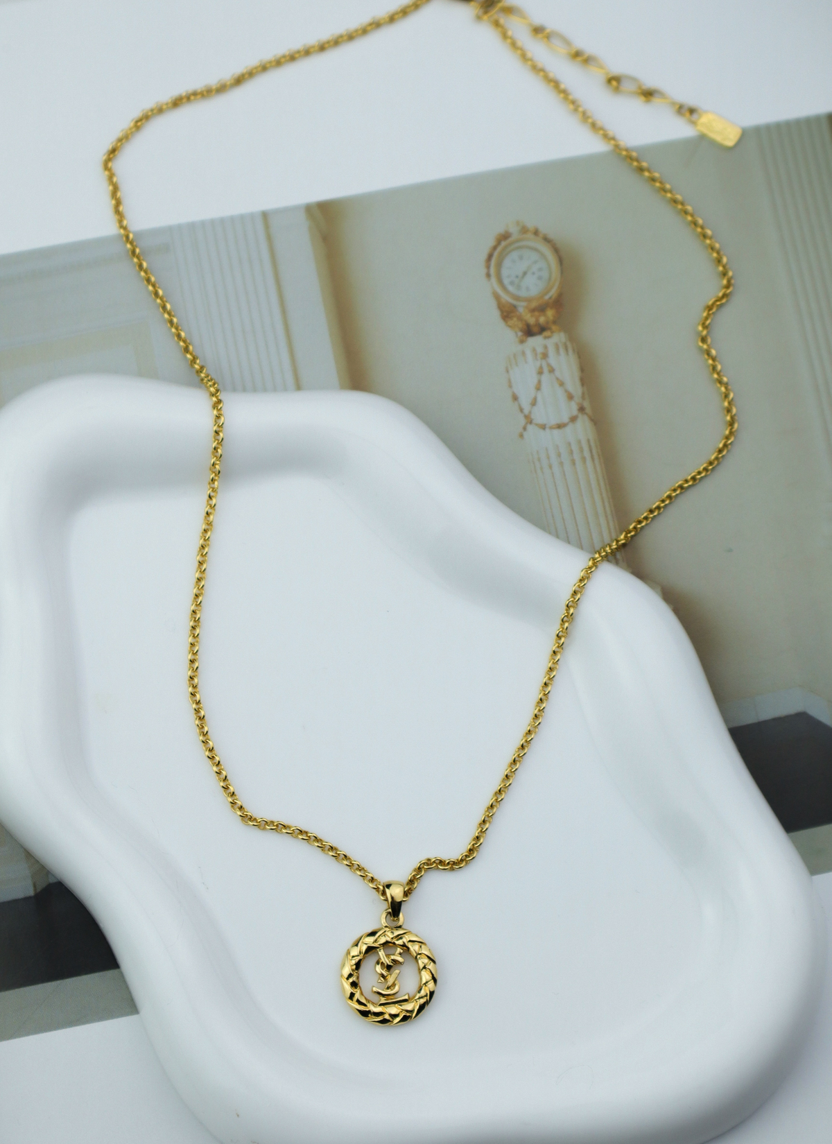 Yves Saint Laurent vintage naszyjnik z medalionem Cassandre