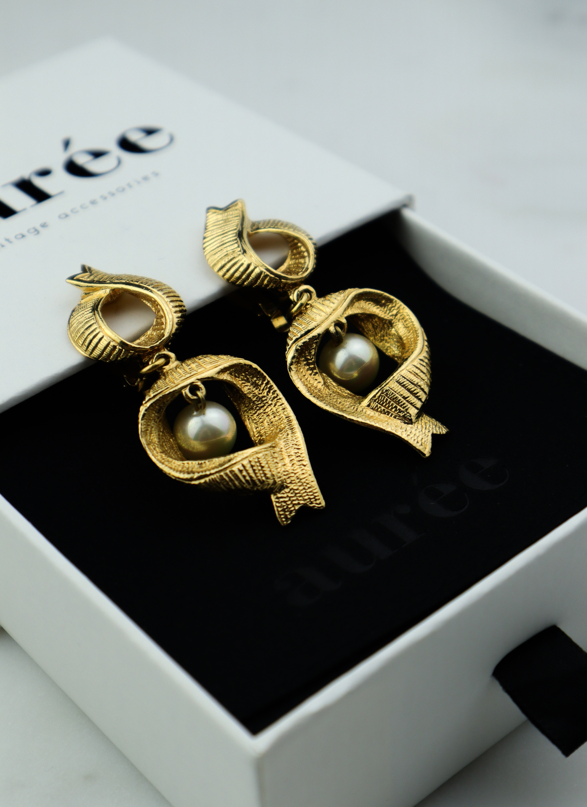 Yves Saint Laurent vintage wiszące klipsy z perłą