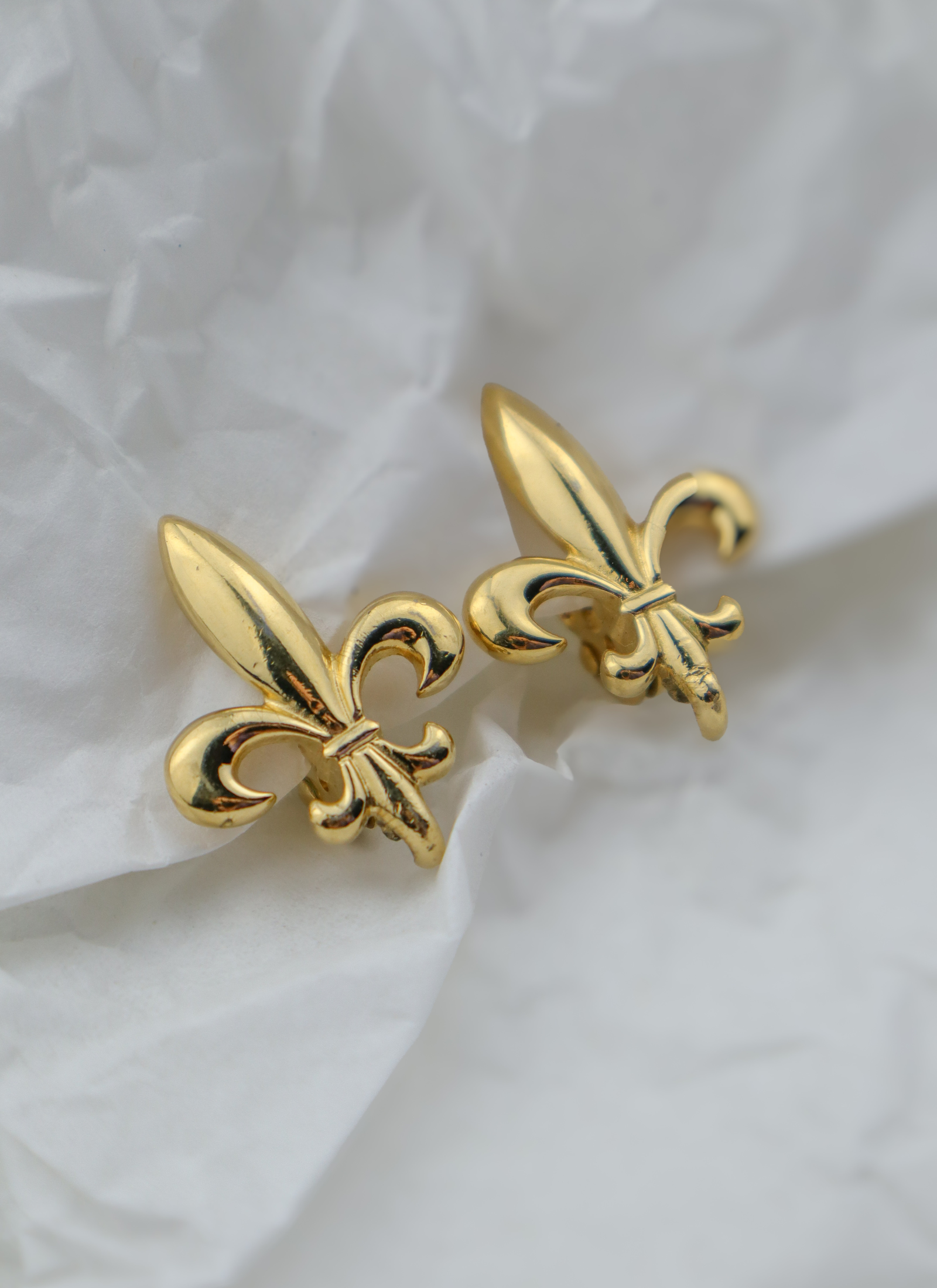 Givenchy - złocone klipsy z motywem fleur‑de‑lis