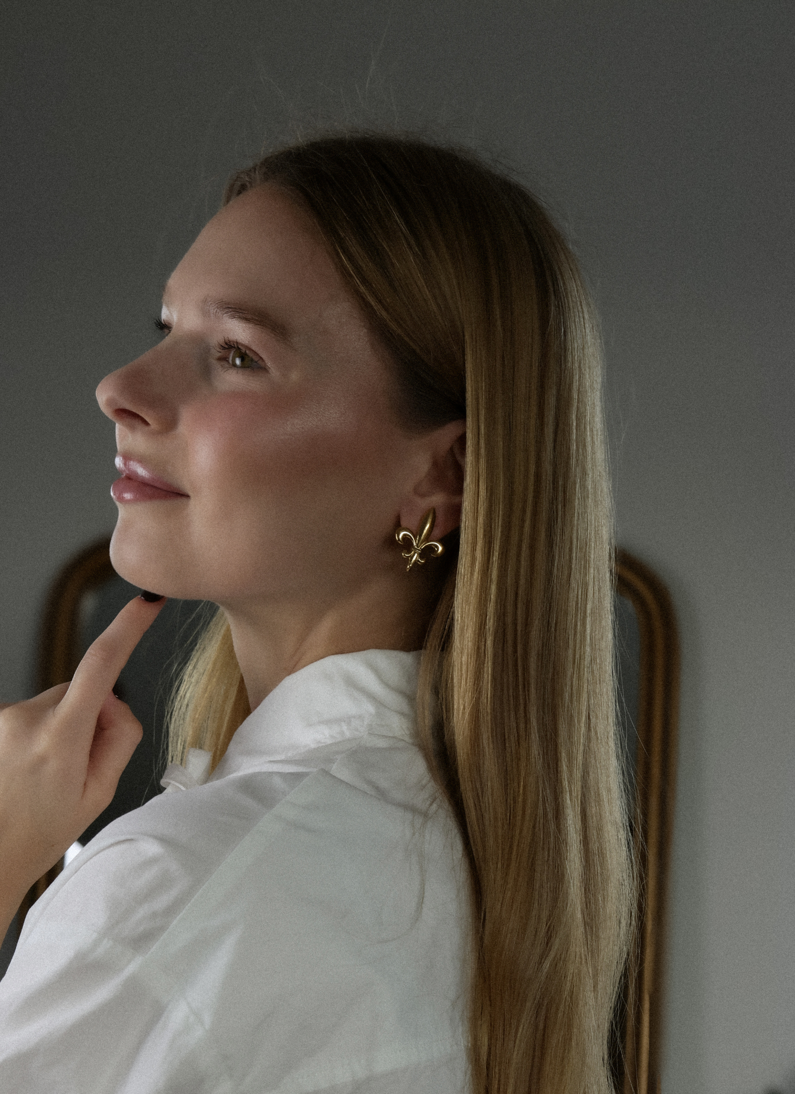 Givenchy - złocone klipsy z motywem fleur‑de‑lis