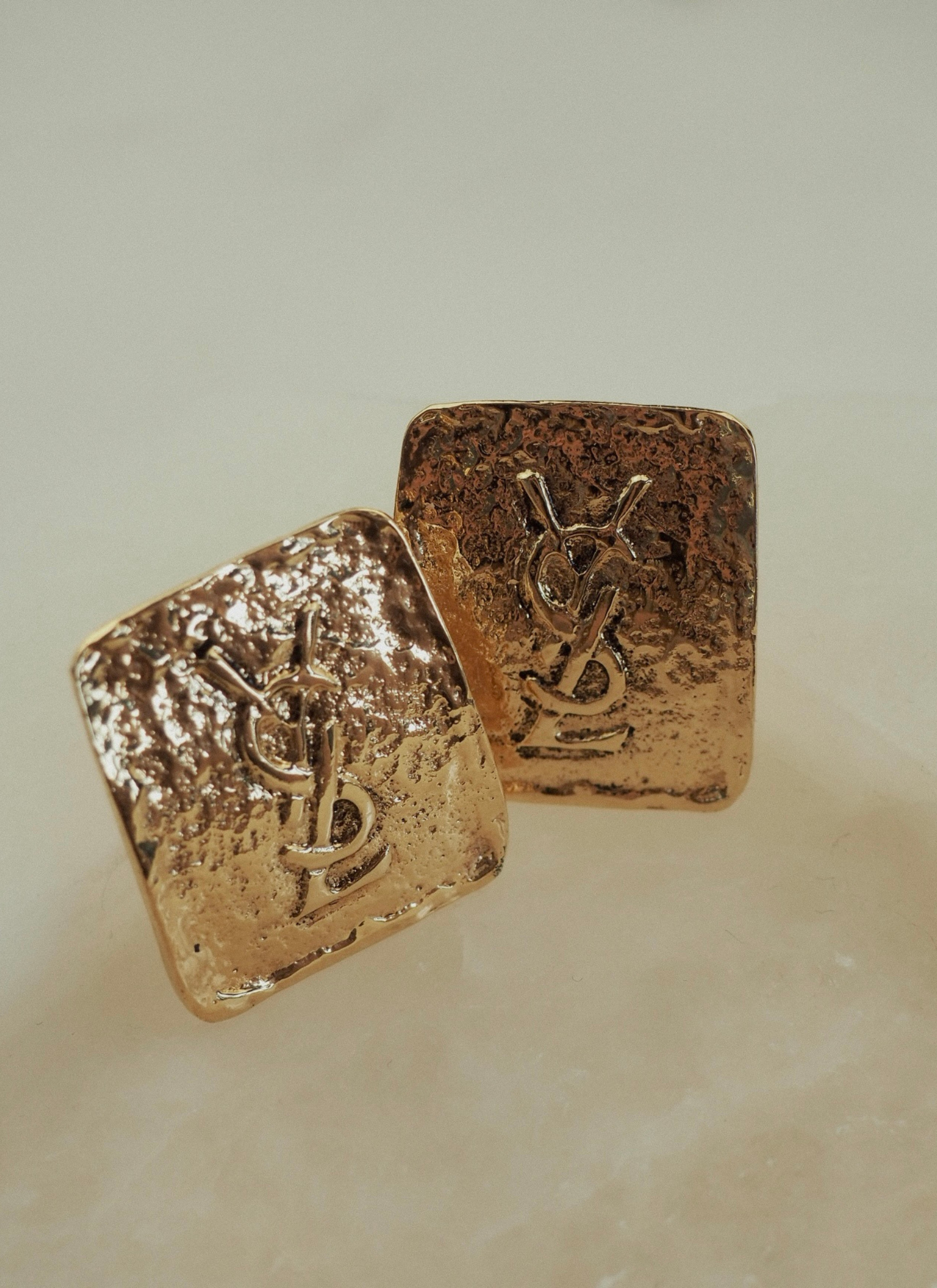 Yves Saint Laurent - kultowe klipsy z logowaniem