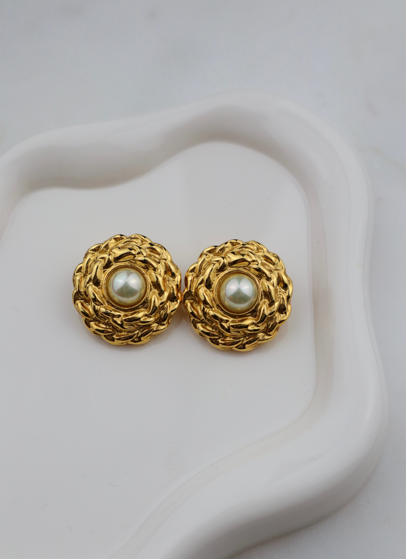 Yves Saint Laurent - 24k złocone klipsy z perłą