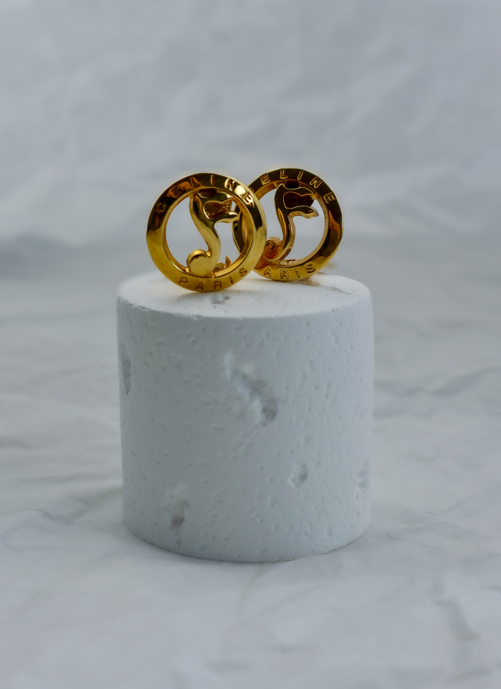 Céline – złote klipsy z logo