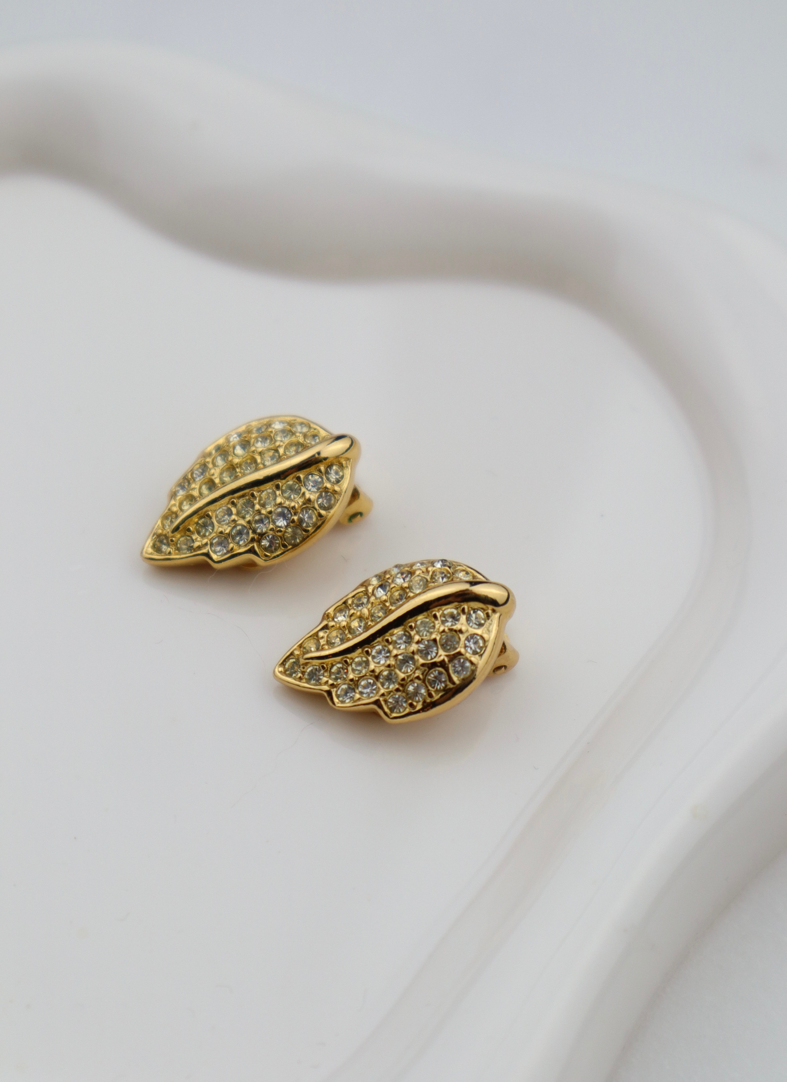 Christian Dior - pozłacane klipsy listki z kryształkami