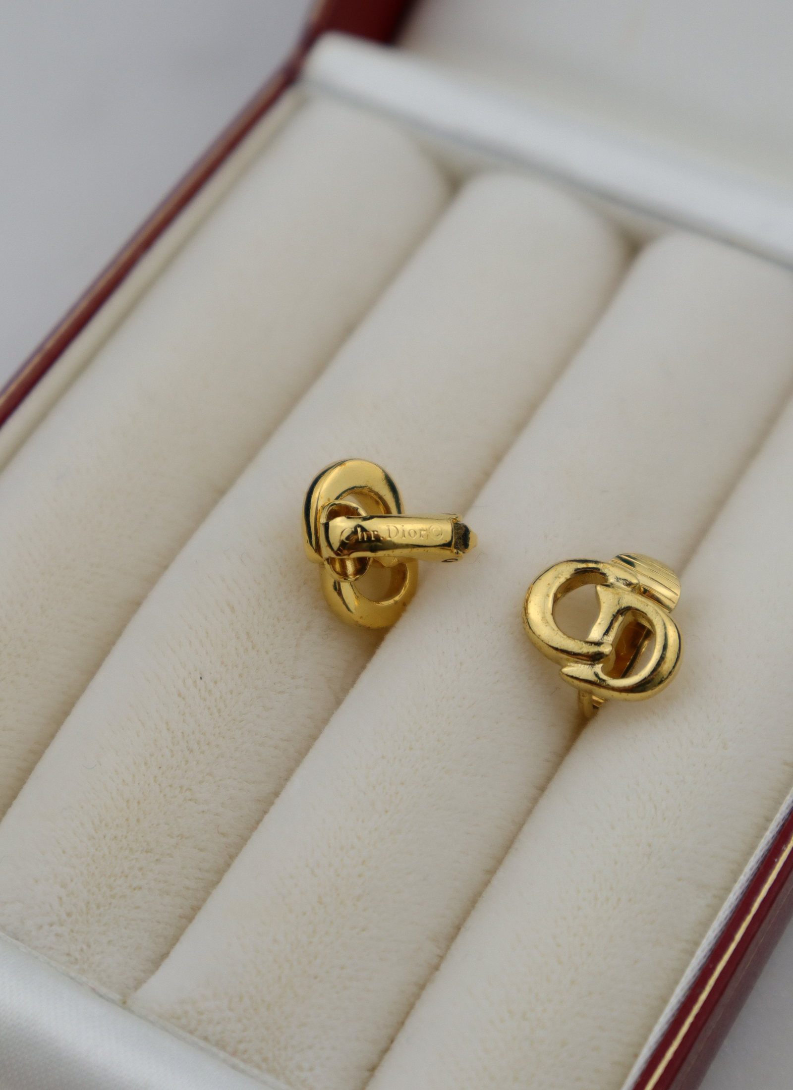 Christian Dior - pozłacane klipsy "CD"
