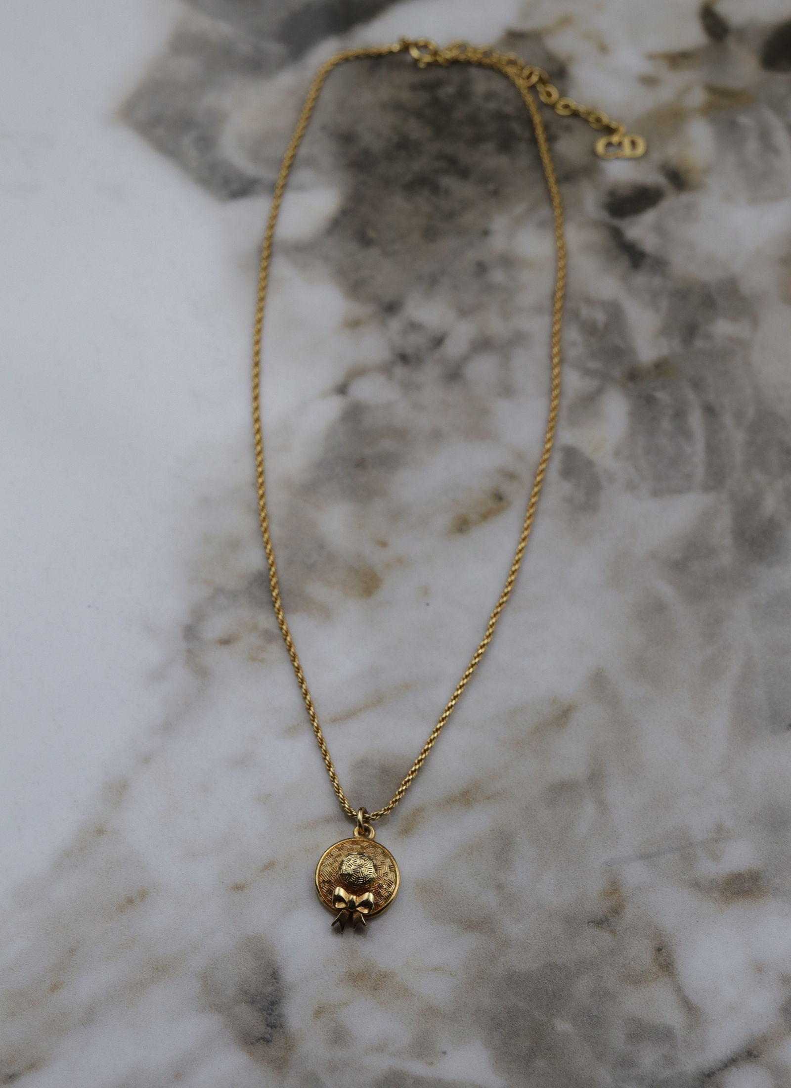 Christian Dior - vintage naszyjnik z kapeluszem i kokardą