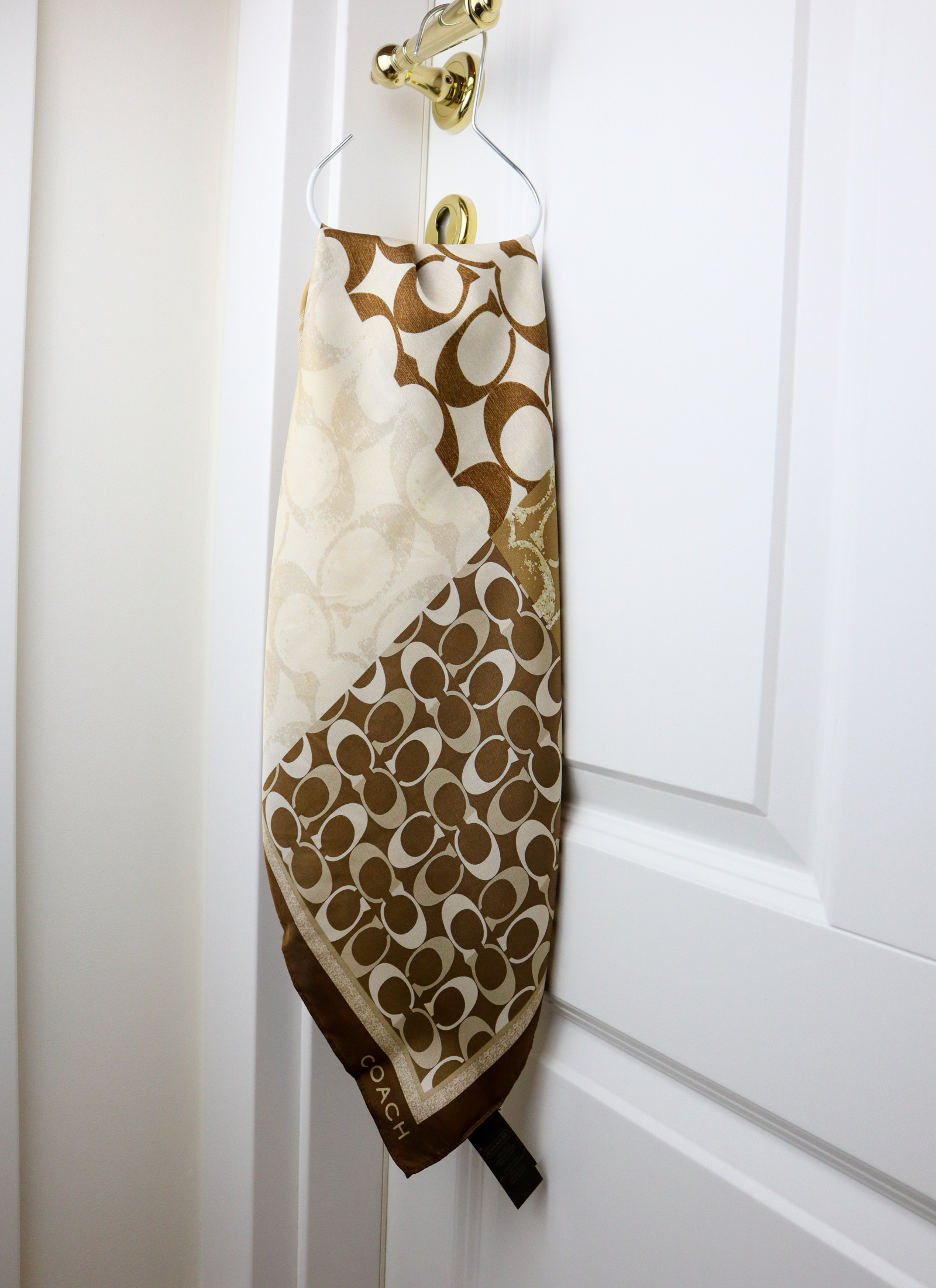 Coach –  jedwabna apaszka w Sygnowany Patchwork