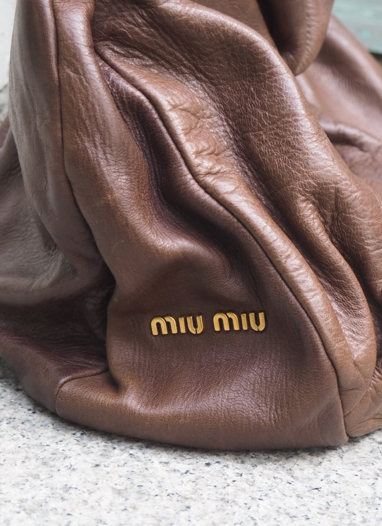 Miu Miu - brązowa skórzana torebka typu hobo