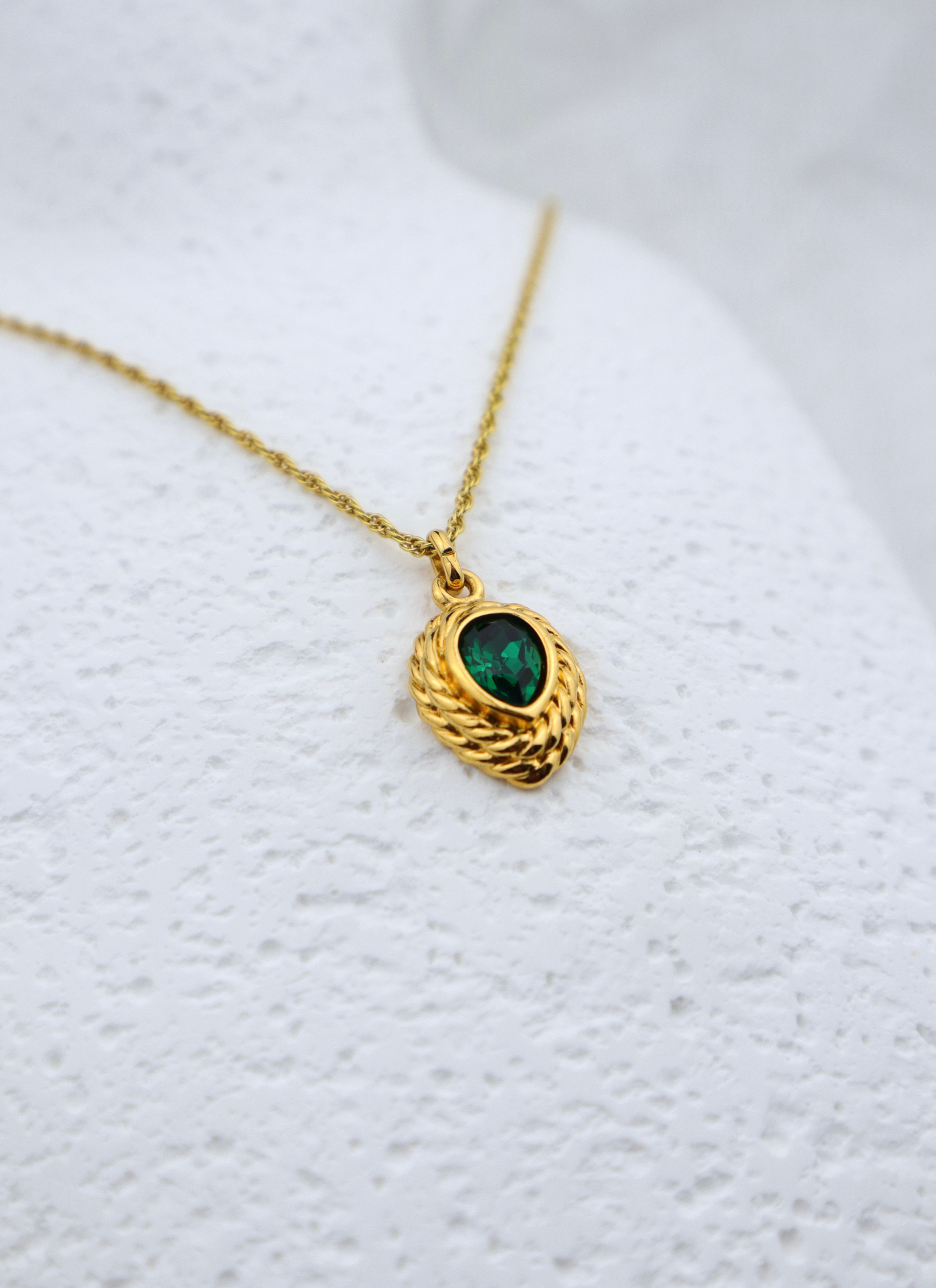 Lanvin - pozłacany naszyjnik zielona łezka