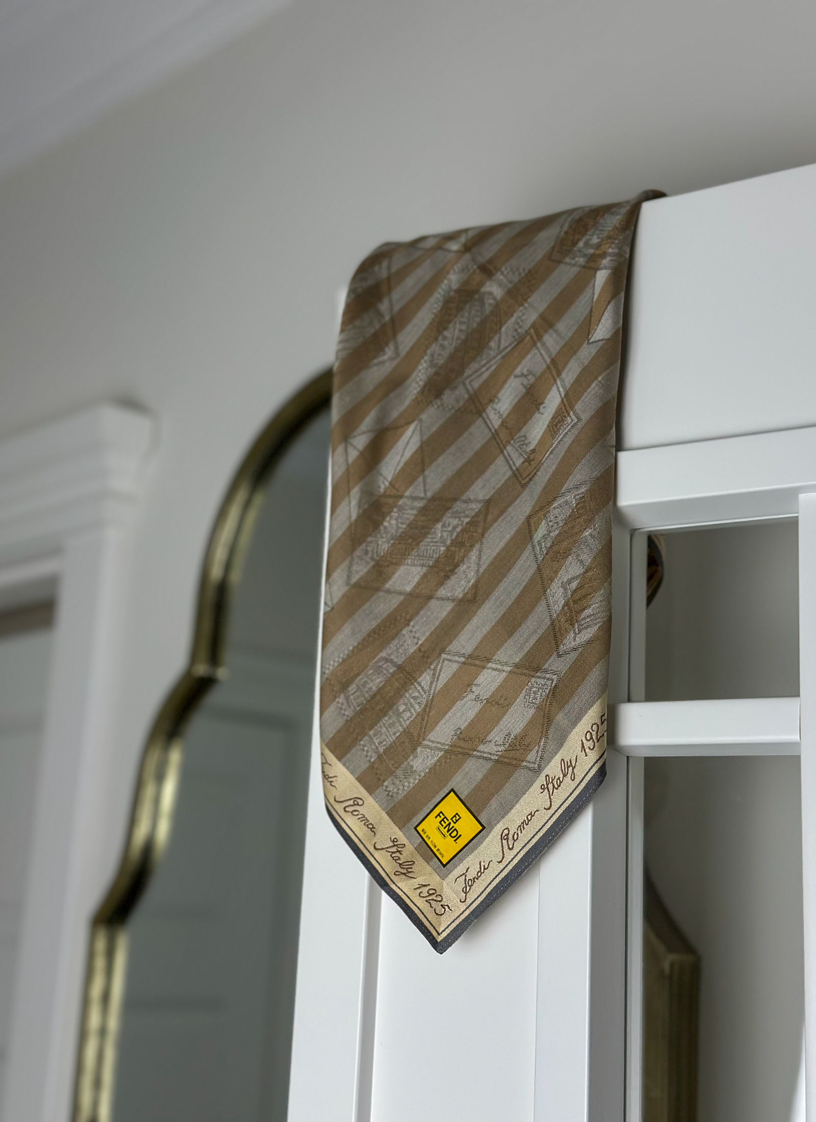 Fendi – Beżowo-złota gawroszka/chustka w pasy Fendi