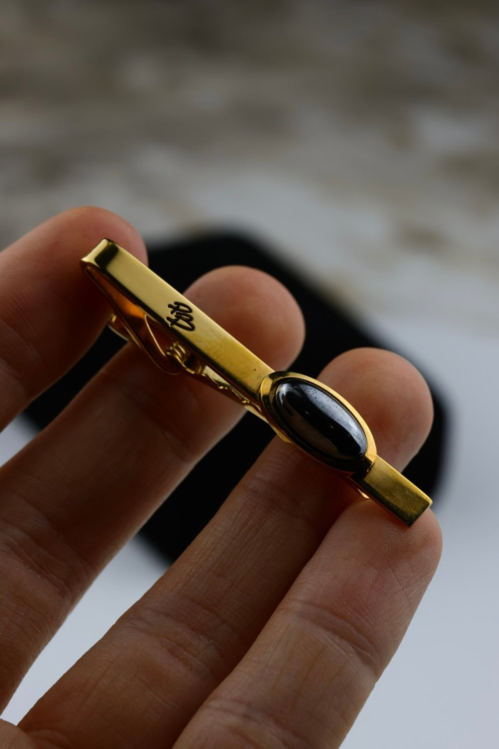 Pierre Balmain – spinka do krawata pozłacana z okrągłym czarnym wypełnieniem i logo (S46)