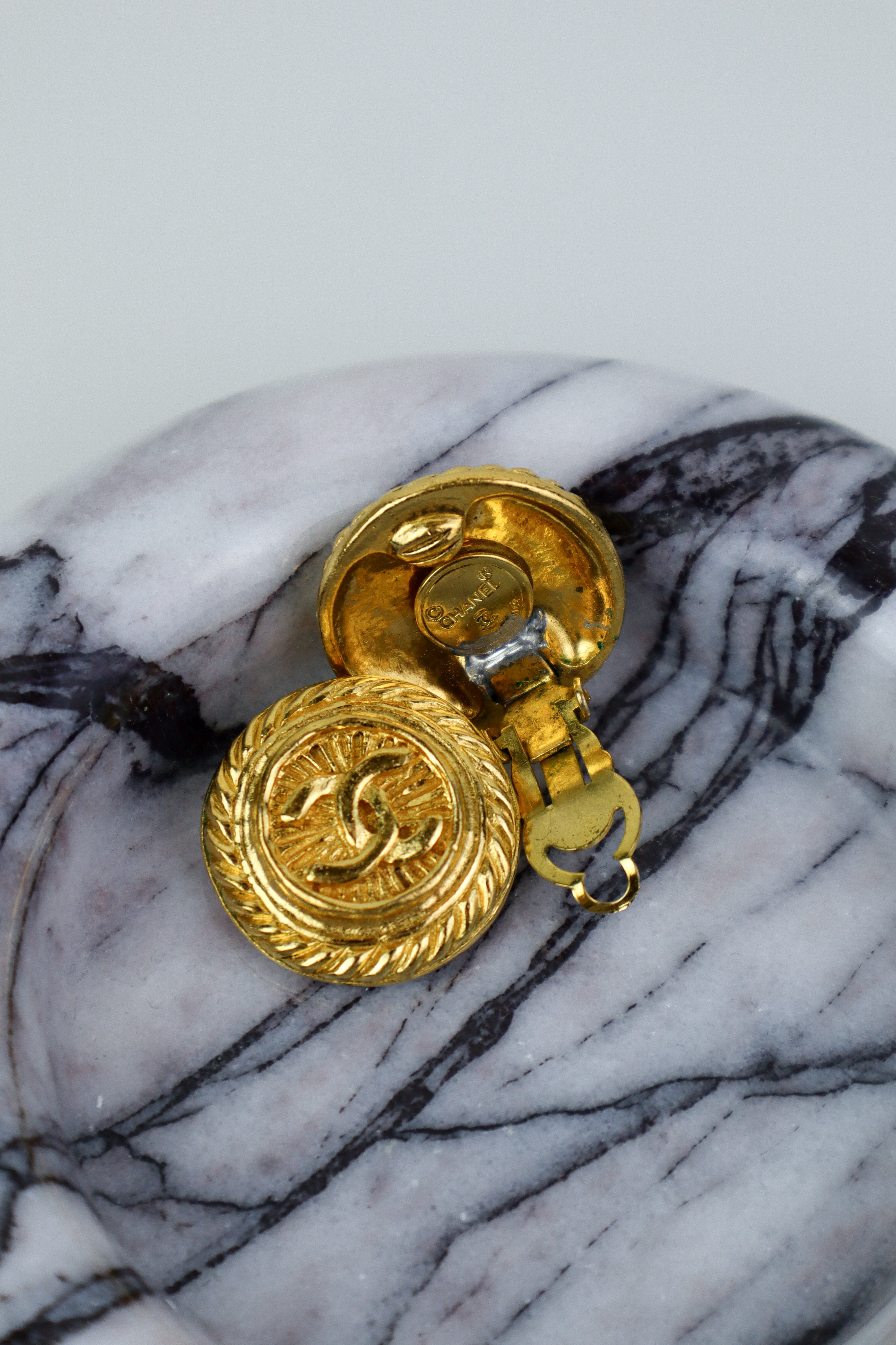 CHANEL - okragłe klipsy vintage ze zdobieniem i CC
