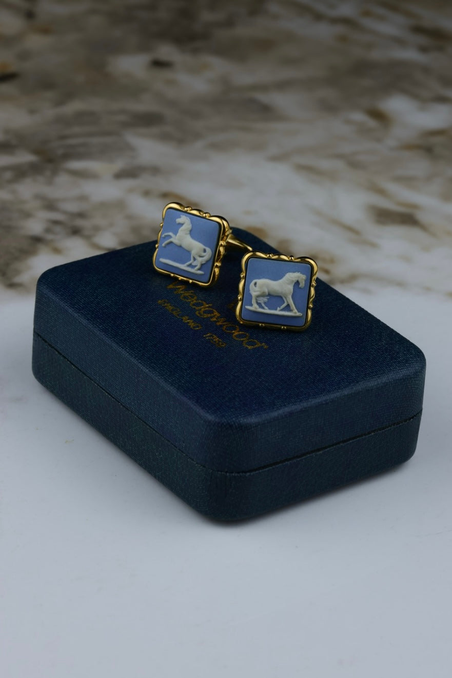 Wedgwood – spinki do mankietów, z błękitnym wypełnieniem i motywem konia (S27)