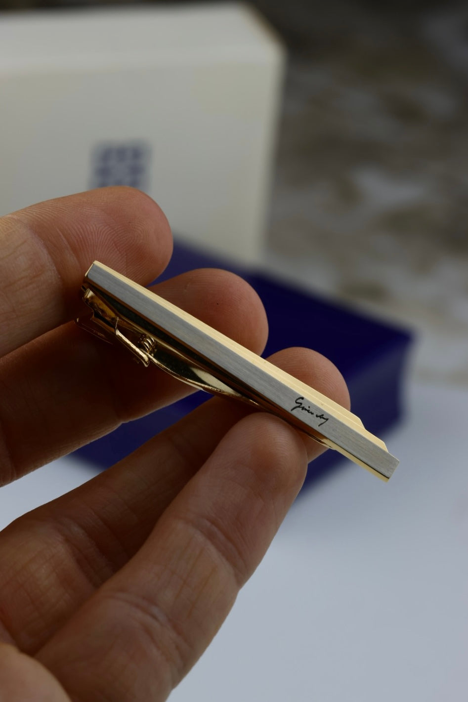 Givenchy – spinka do krawata, stalowo-złota z czarnym napisem logo (S36)