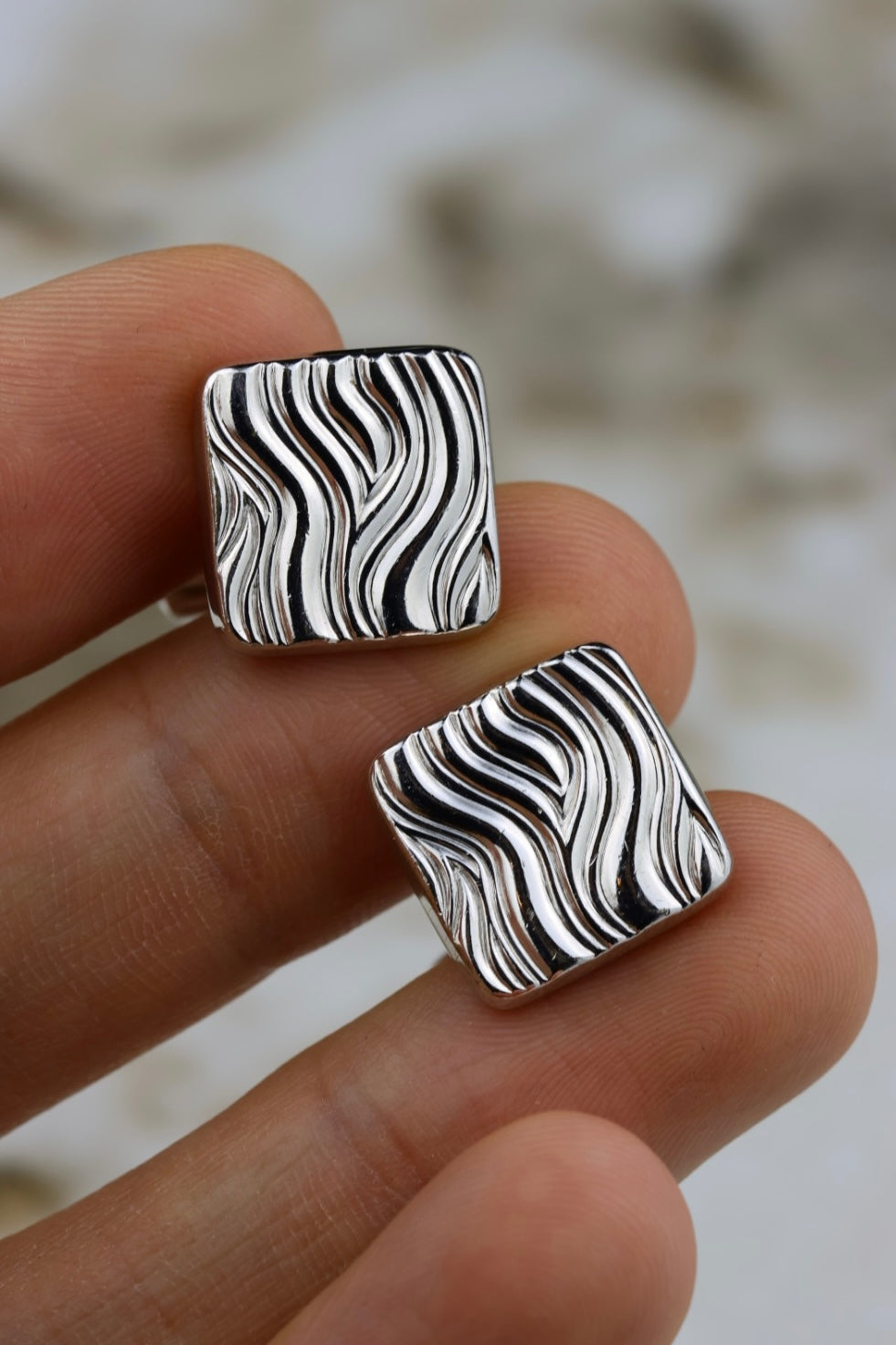 Burberry – stalowe kwadratowe spinki z motywem fali (SP014)