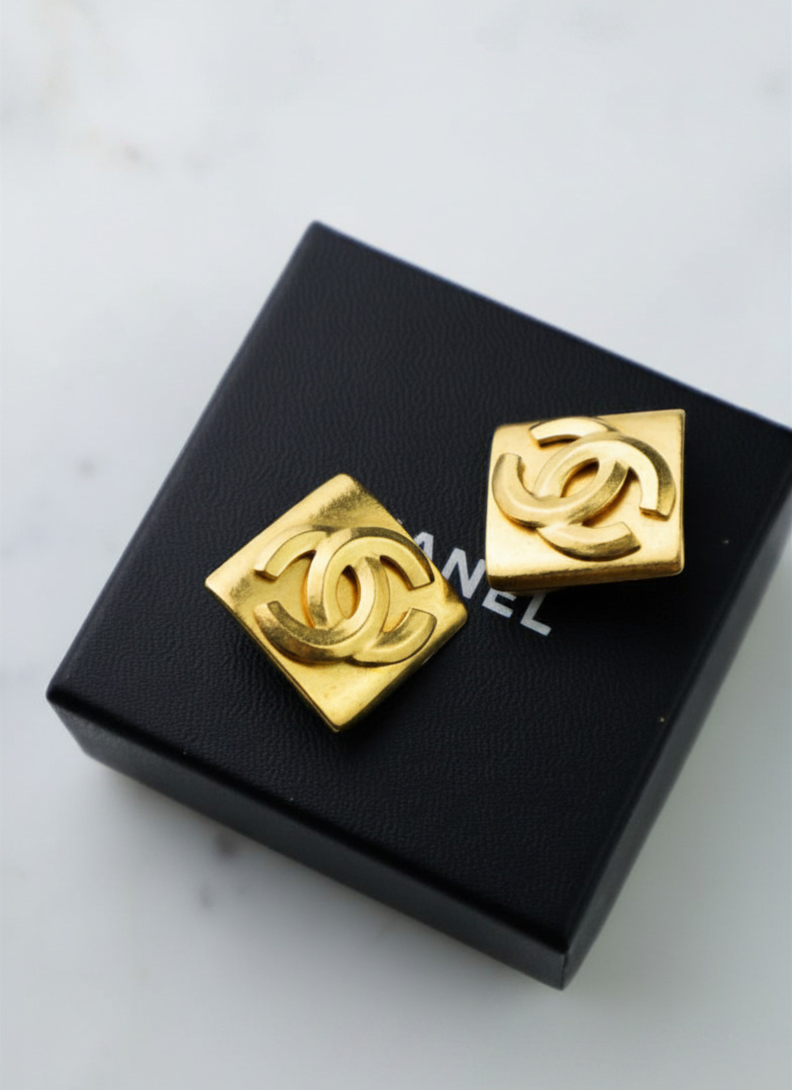 Chanel - klipsy vintage deltoidalne CC wiosna lato 1996 r.