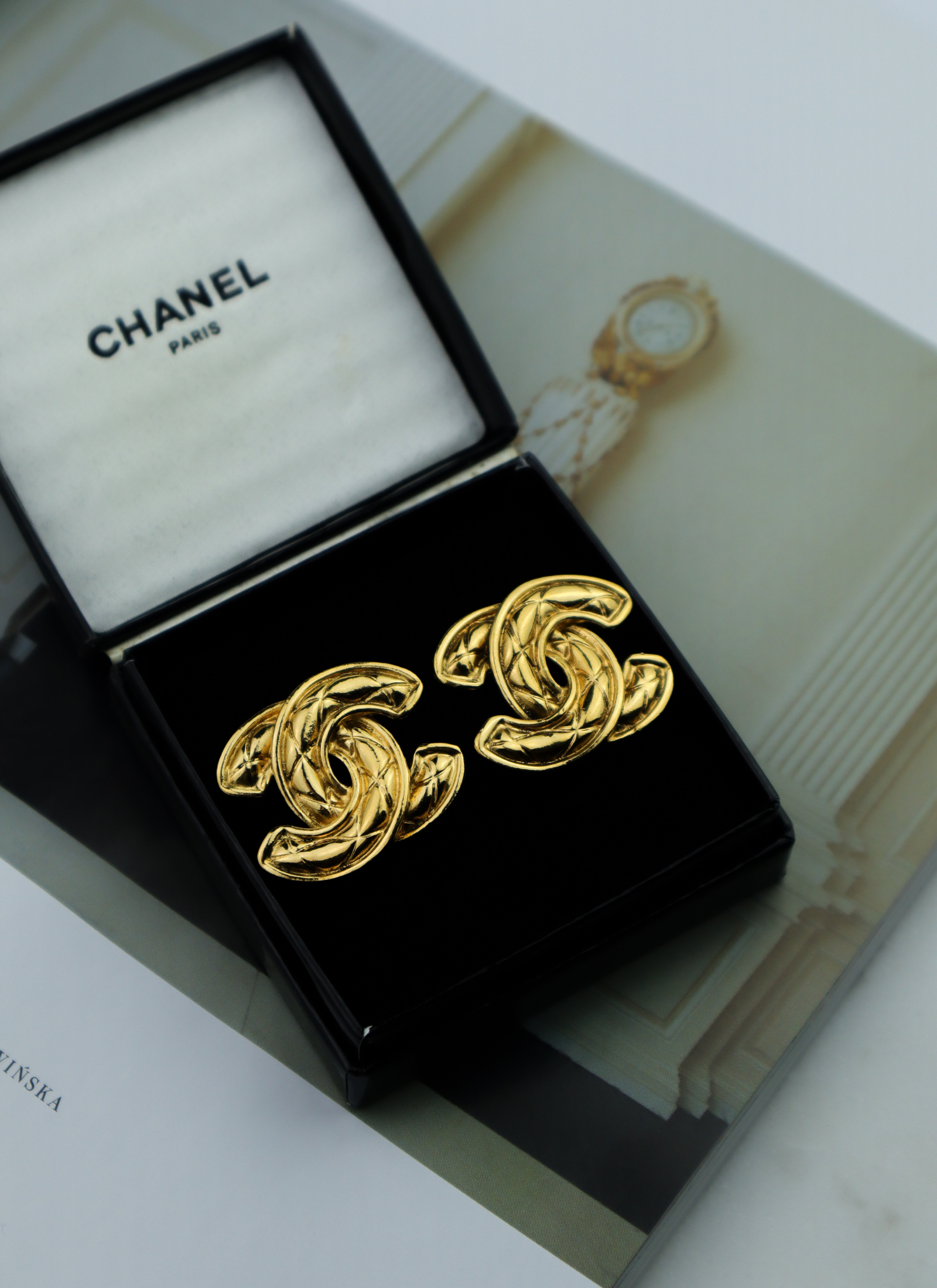 Chanel - klipsy z rzeźbiarskim CC vintage z pudełkiem