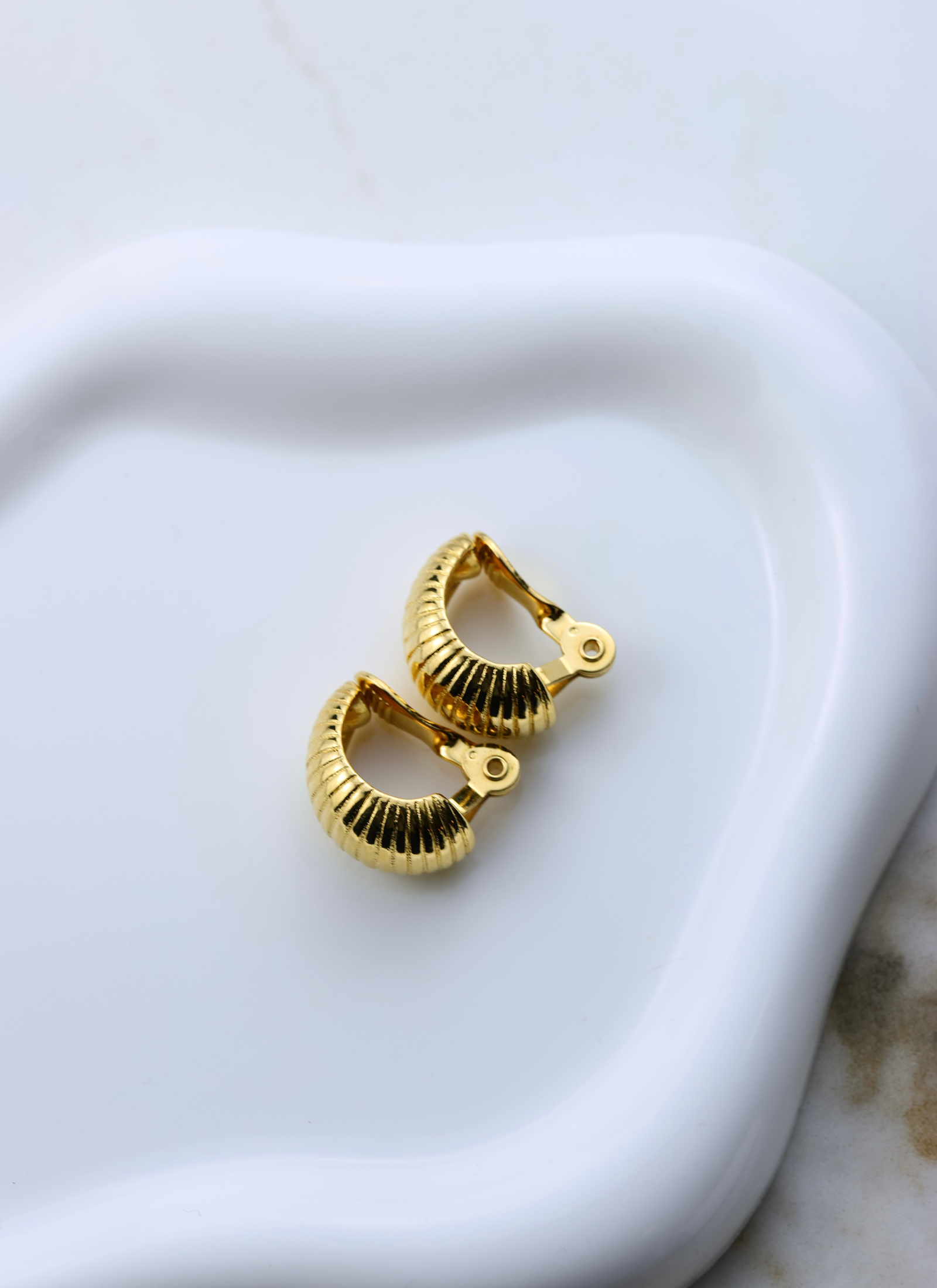 Monet - klasyczne pozłacane klipsy