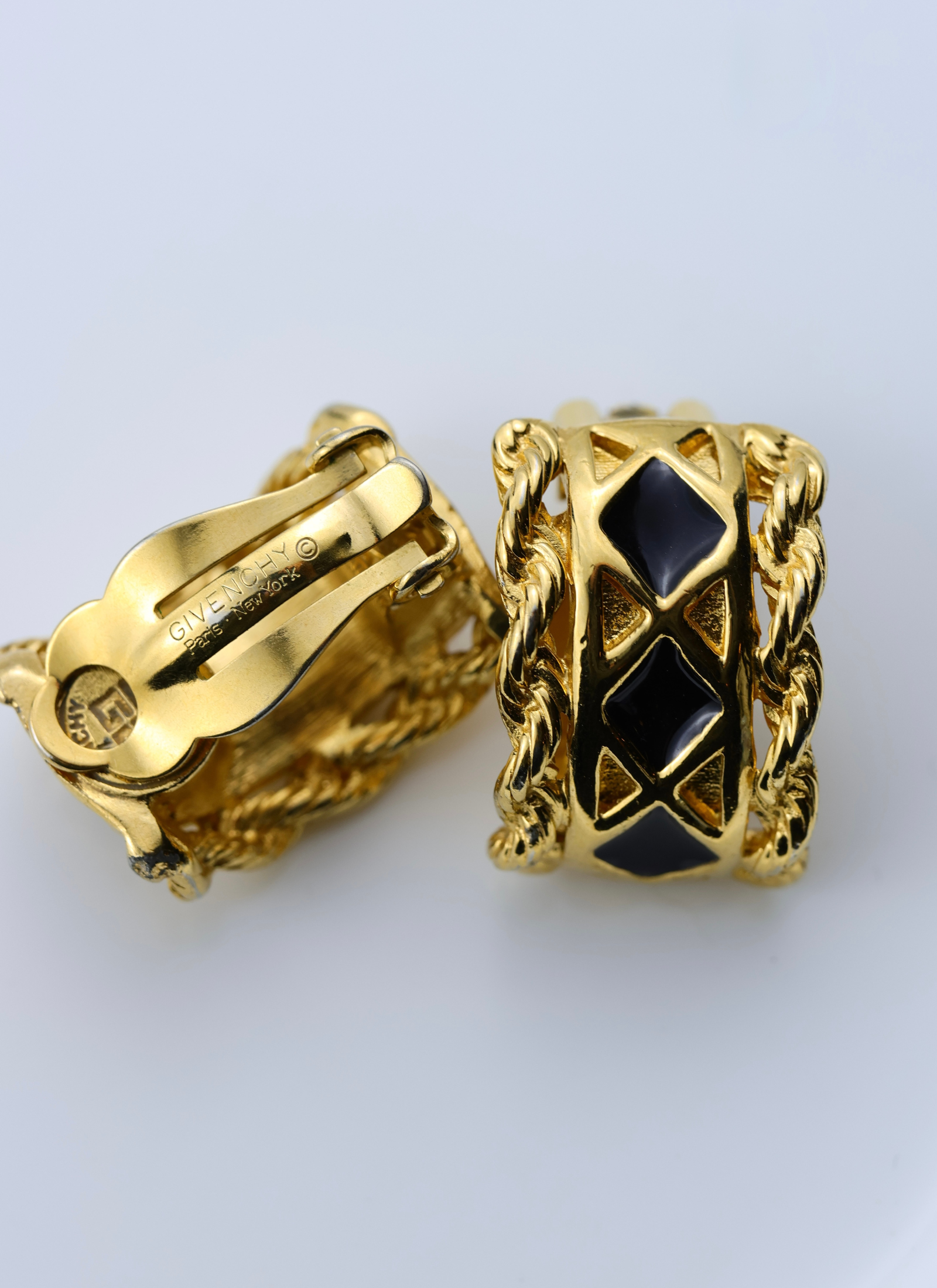 Givenchy - czarno złote klipsy