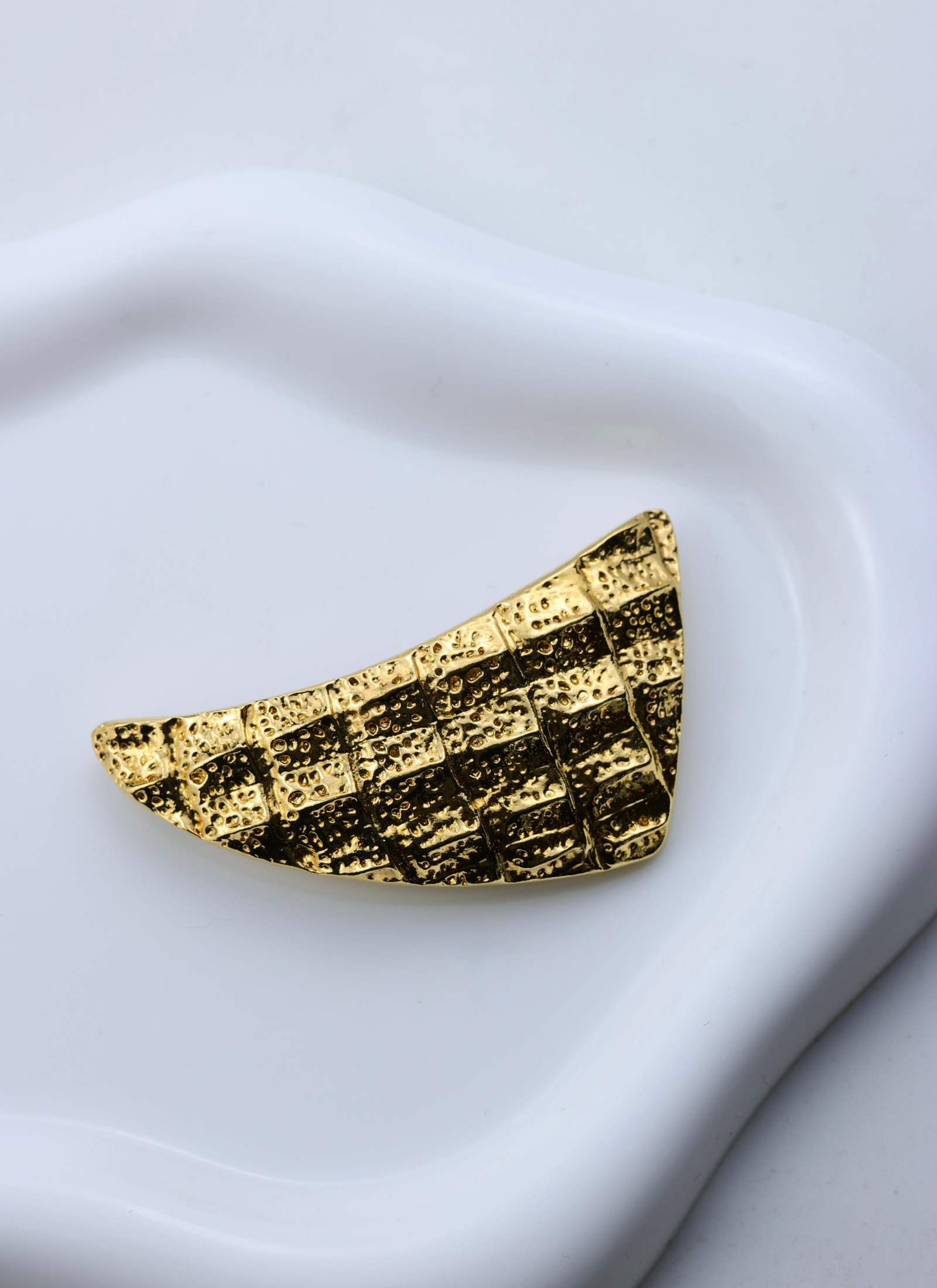 Yves Saint Laurent – rzeźbiarska broszka vintage