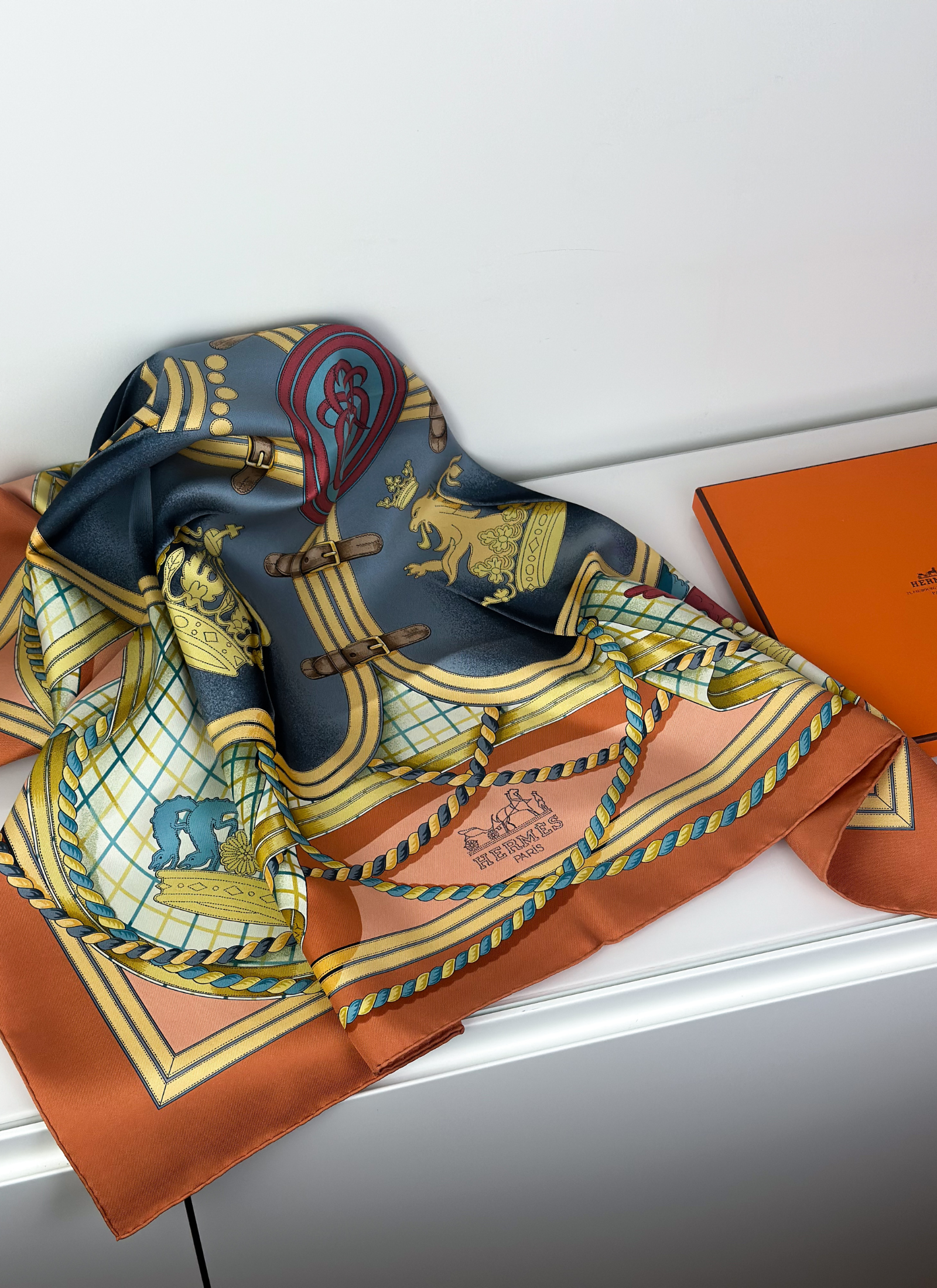 Hermès - jedwabna apaszka "Grande Tenue"