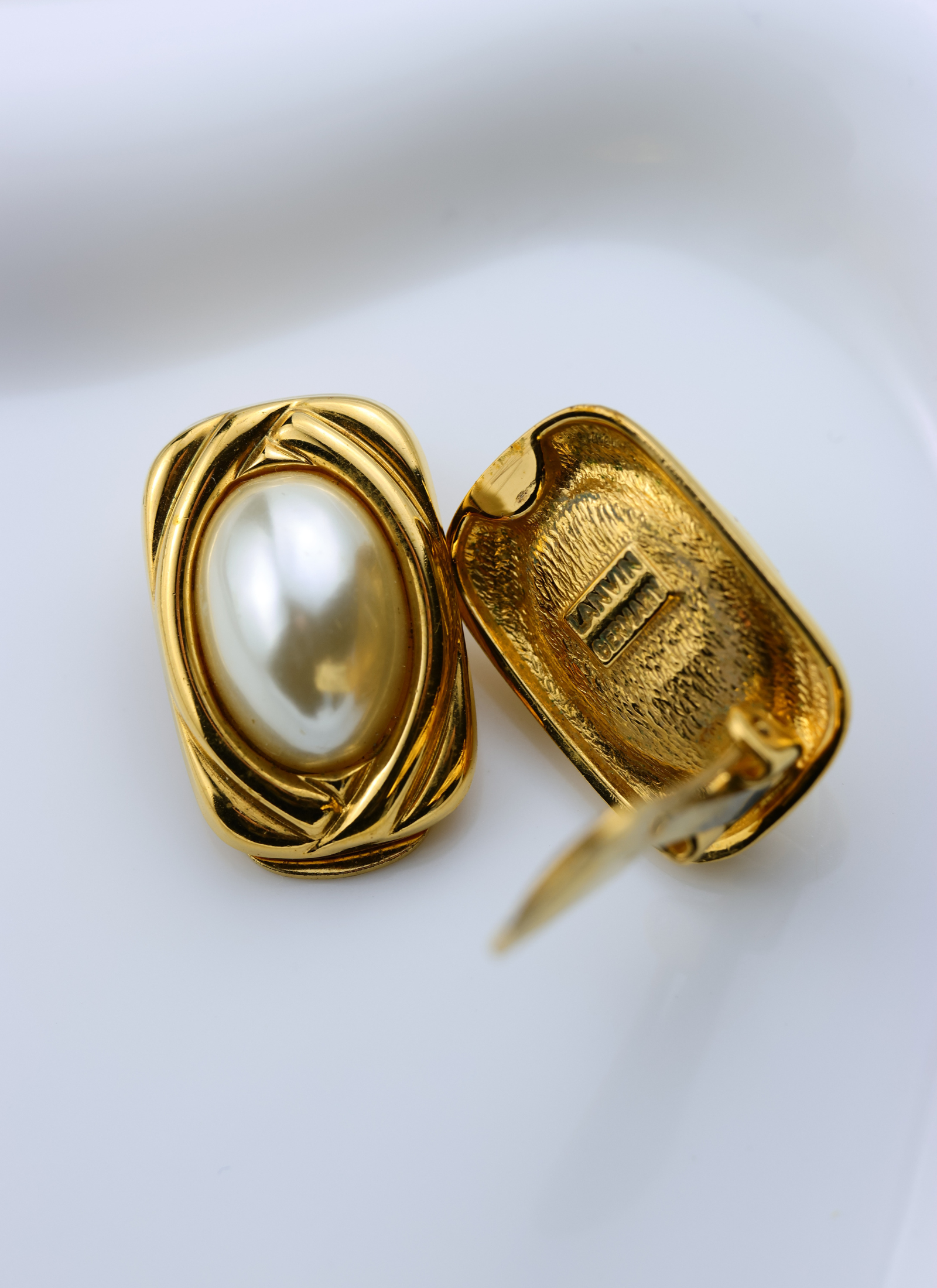 Lanvin - złote klipsy z perłą