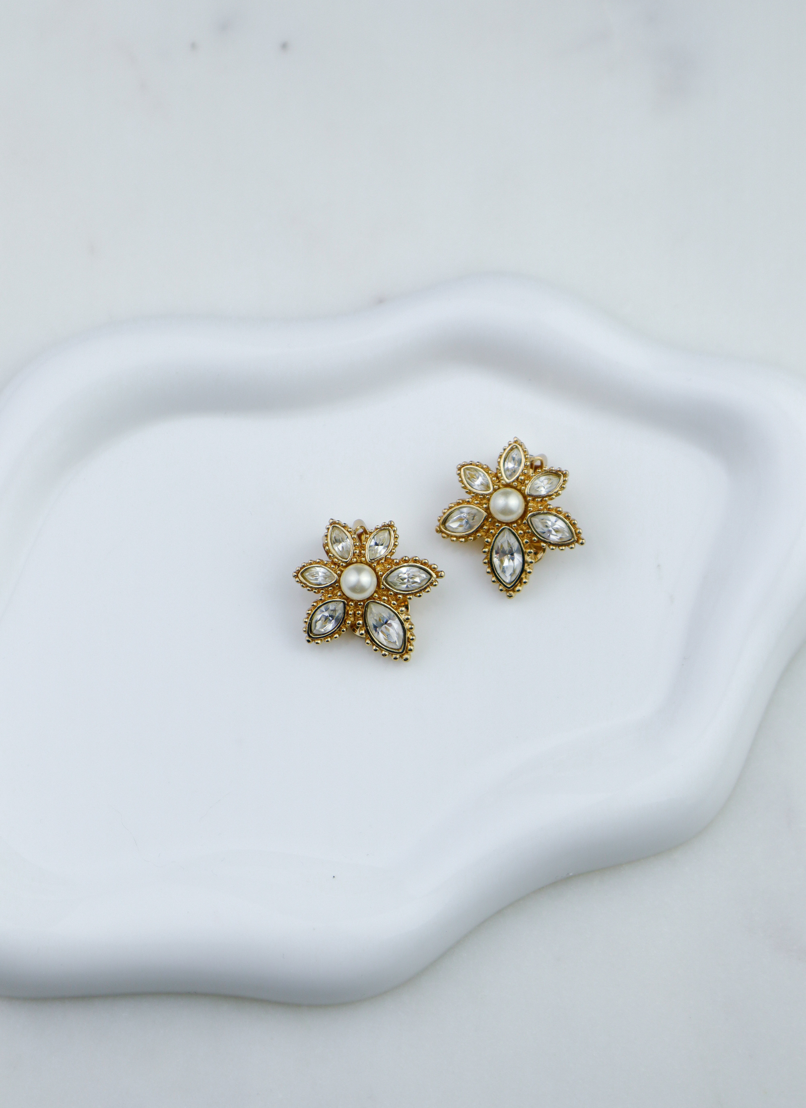 Christian Dior - vintage klipsy Kwiaty z Perłą i Kryształami