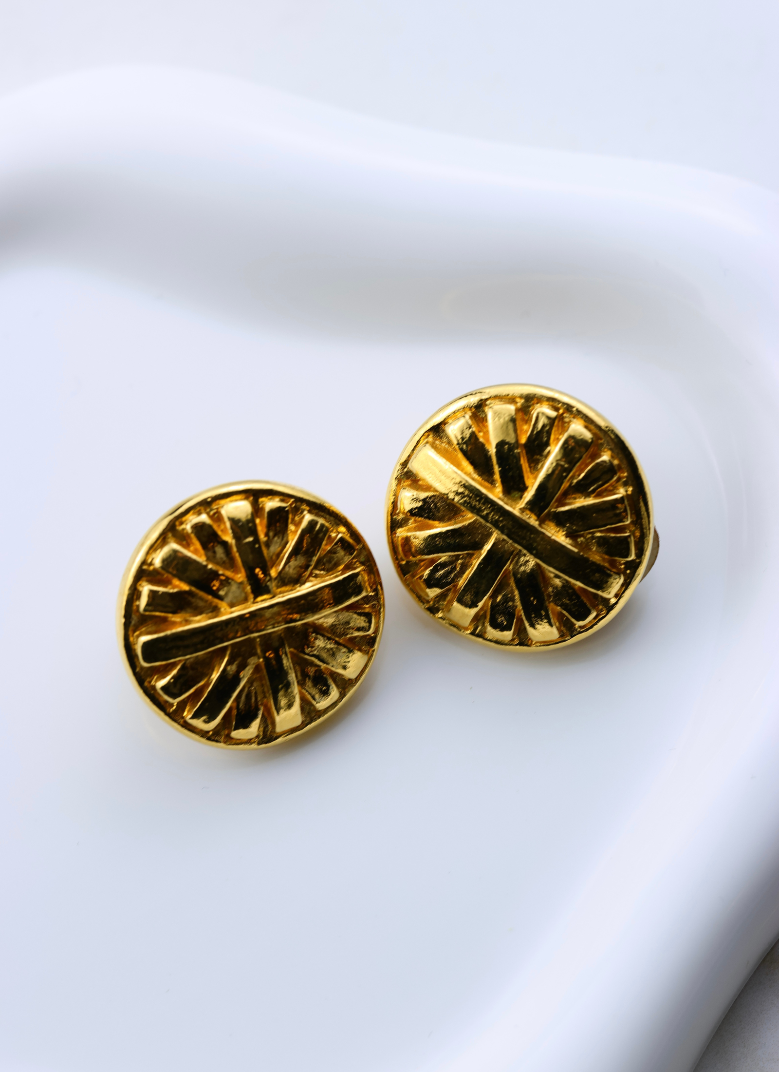 Givenchy - klipsy złote rzeźbione okręgi