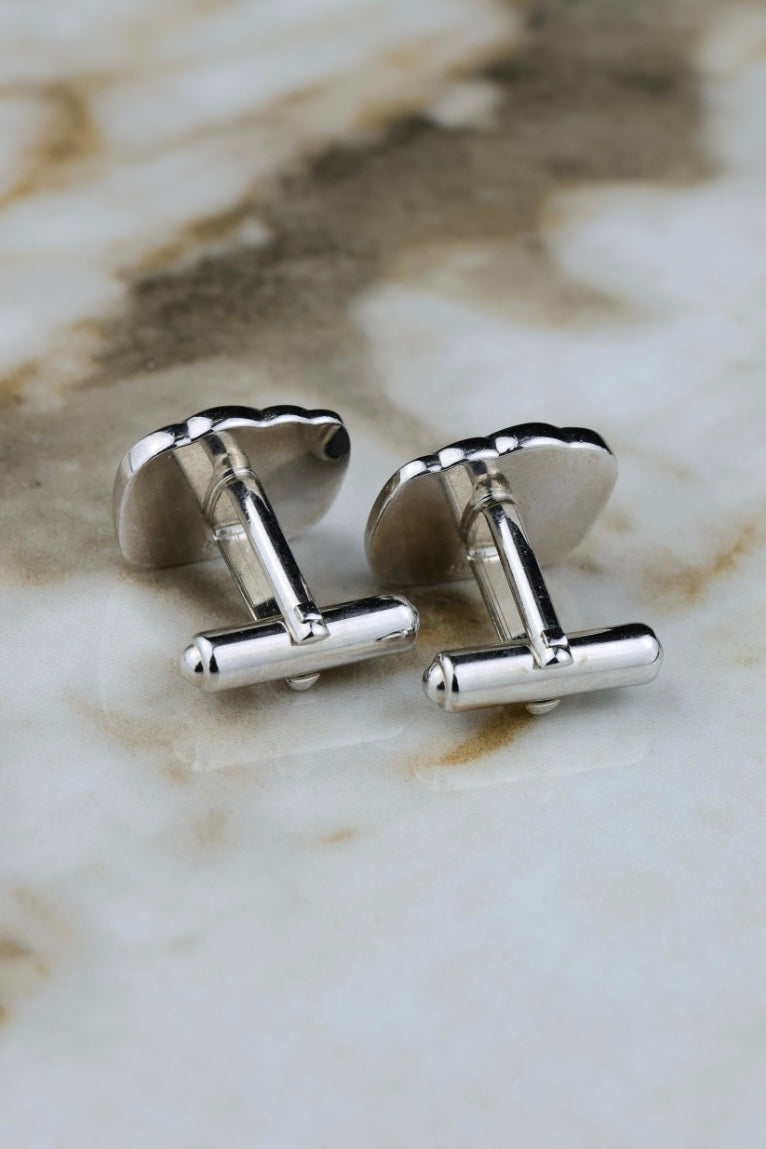 Yumi Katsura – stalowe spinki z czarnym akcentem i białym logo (SP011)