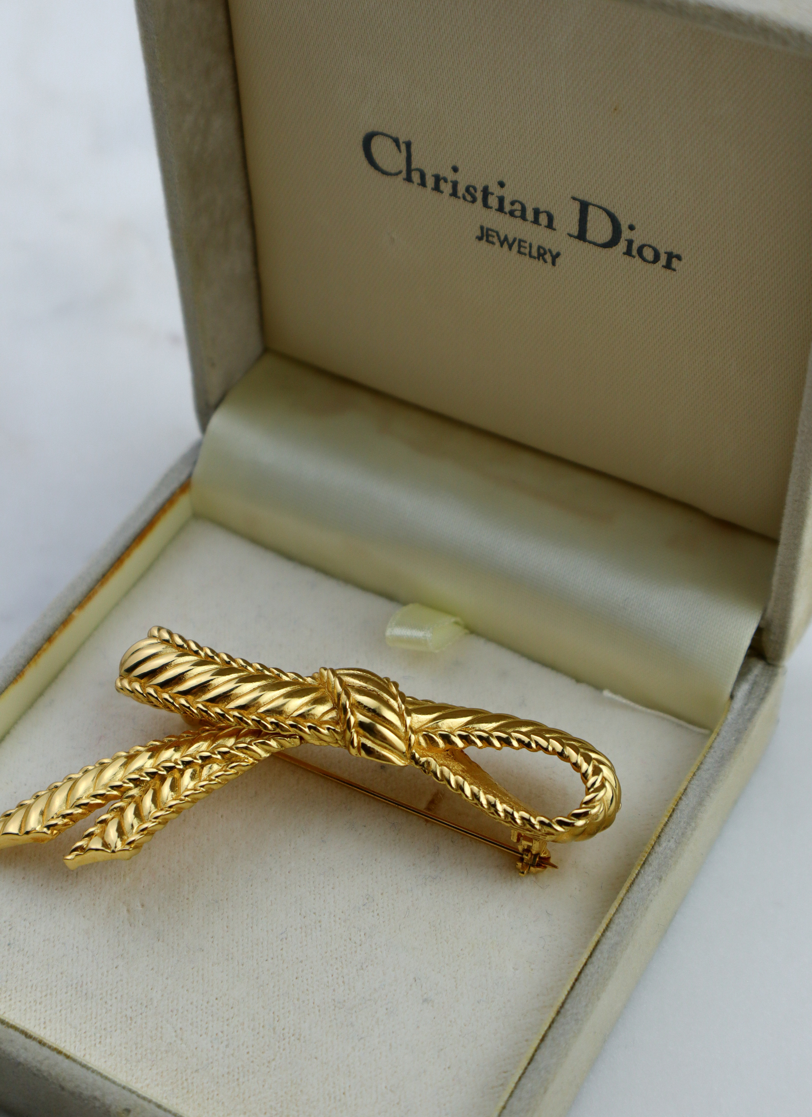 Christian Dior - pozłacana broszka vintage kokarda