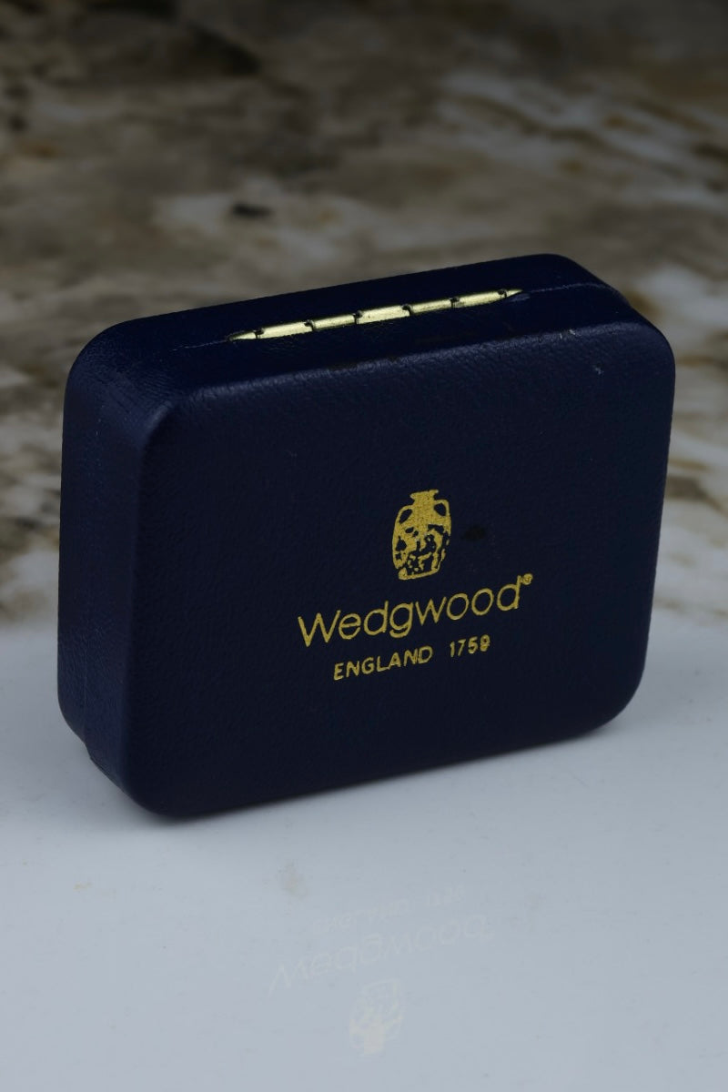 Wedgwood – zestaw spinki do mankietów i spinka do krawata, z błękitnym wypełnieniem i motywem statku (S29)