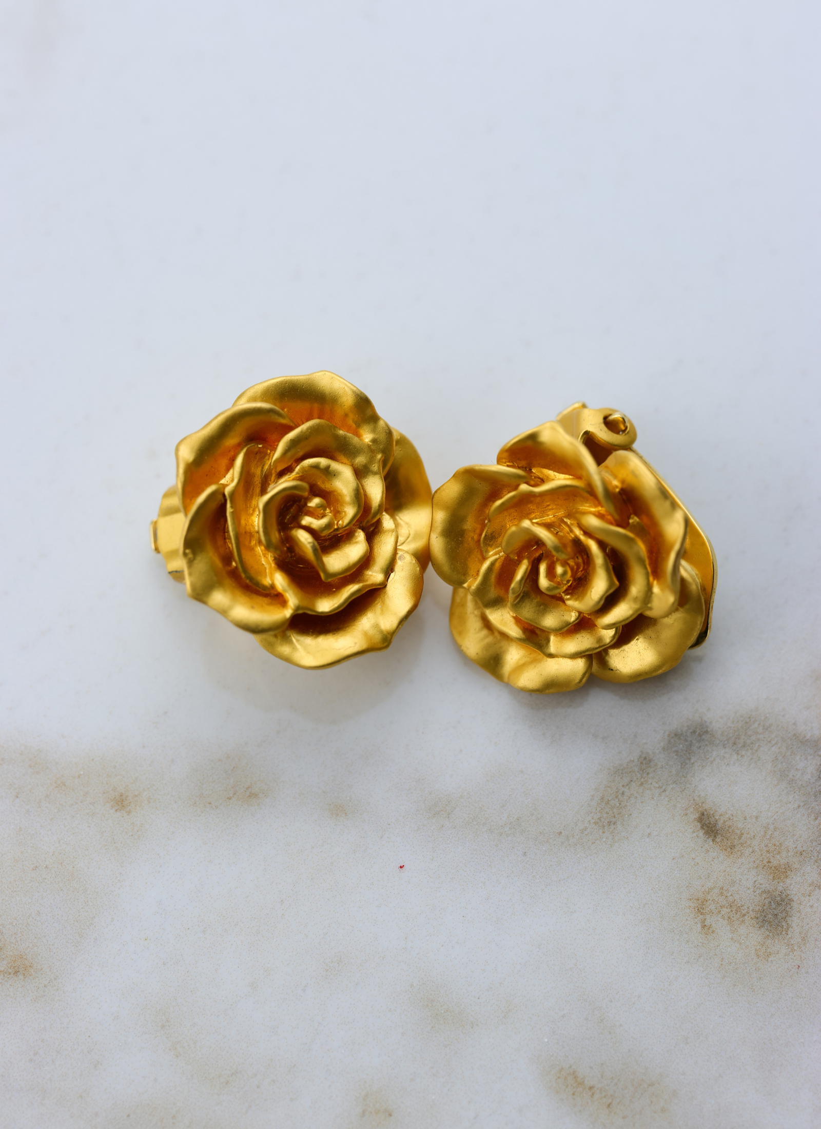 KENZO - klipsy złote róże