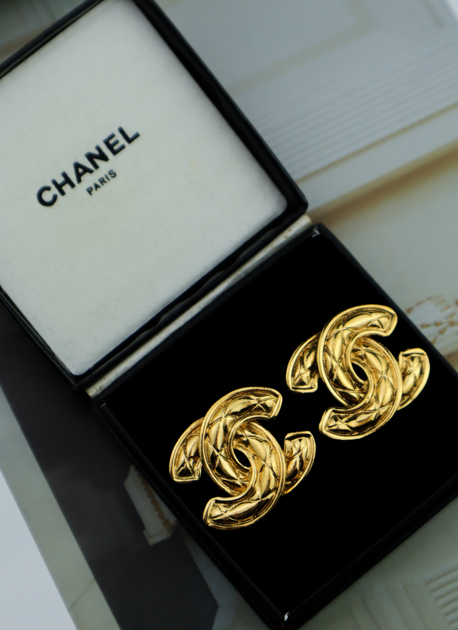 Chanel - klipsy z rzeźbiarskim CC vintage z pudełkiem