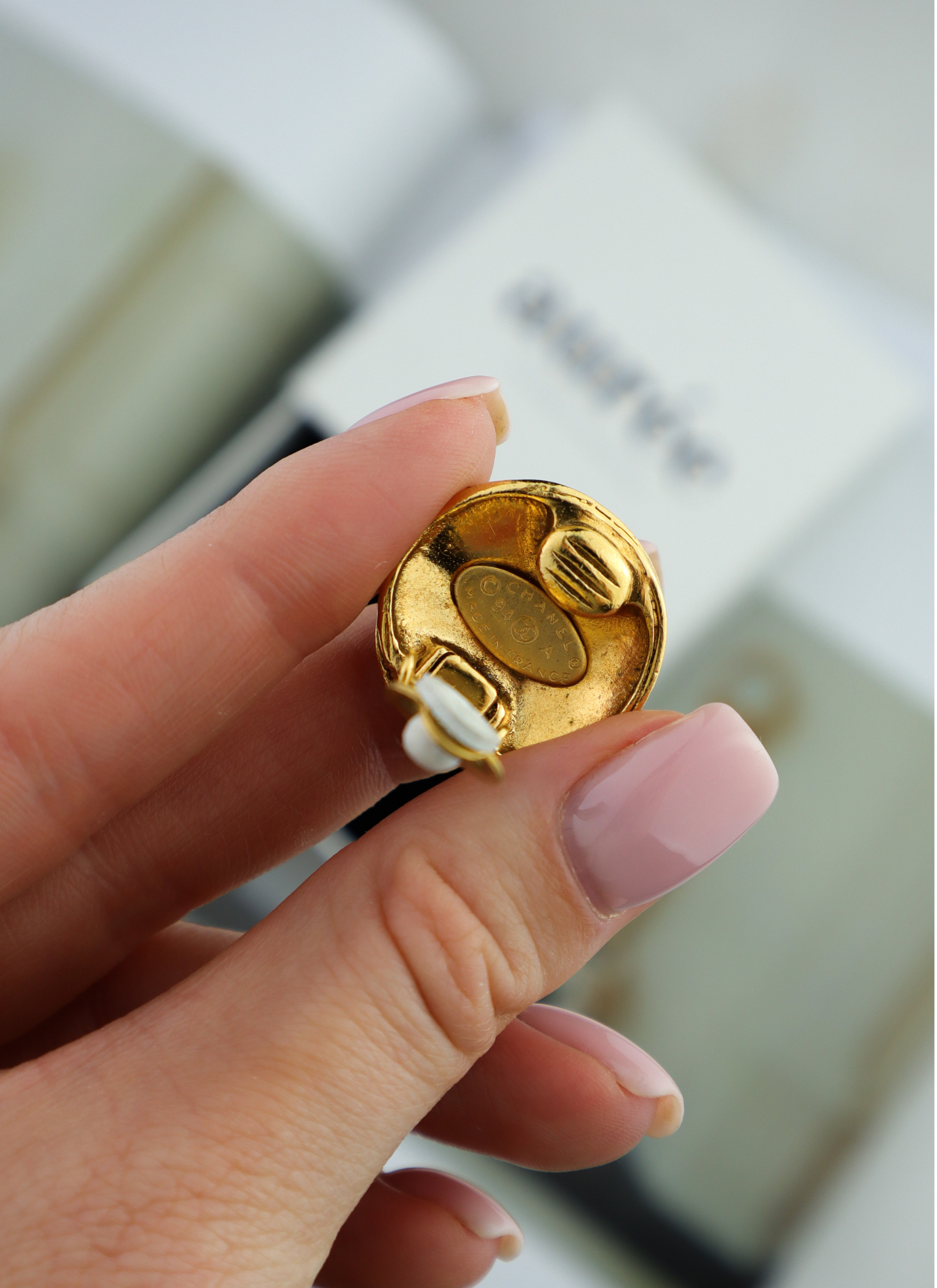Chanel - klipsy vintage jesień 1994 r. z reliefowym CC