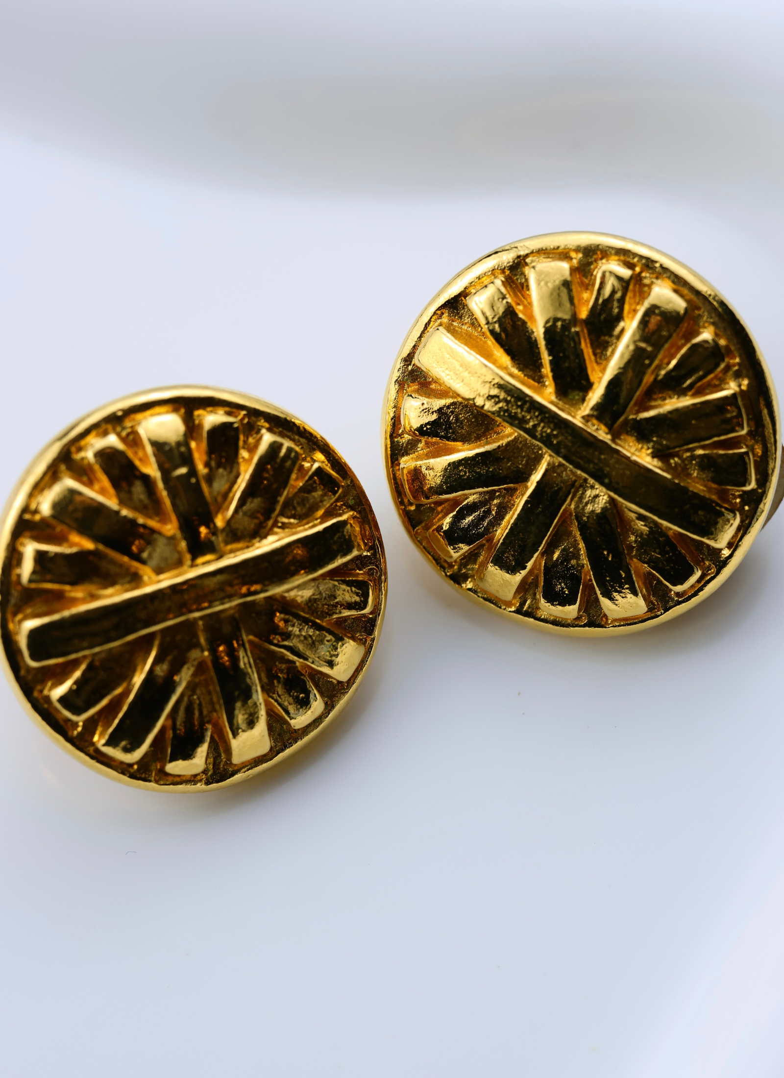 Givenchy - klipsy złote rzeźbione okręgi