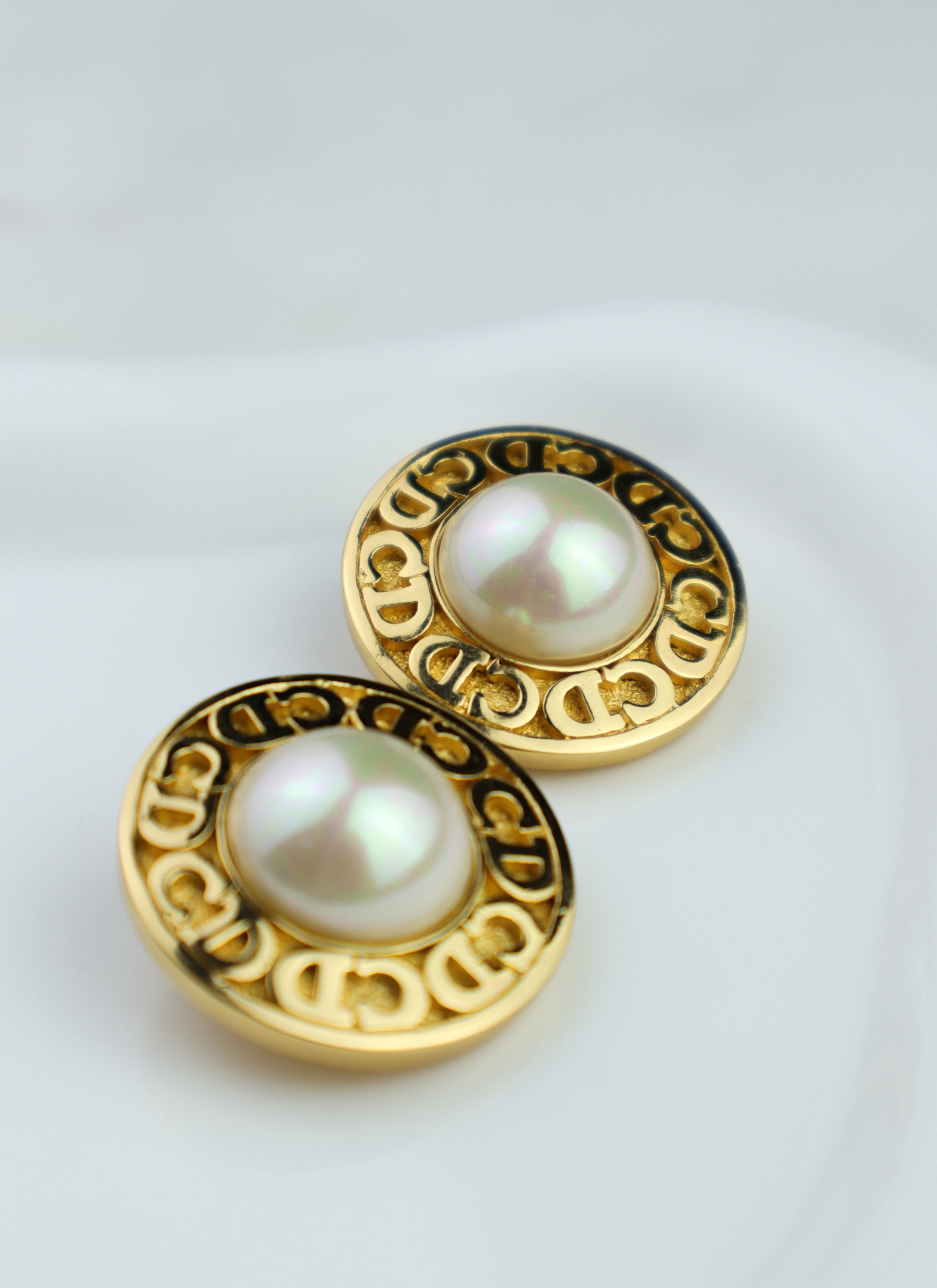 Christian Dior - klipsy vintage z perłą i monogramem CD