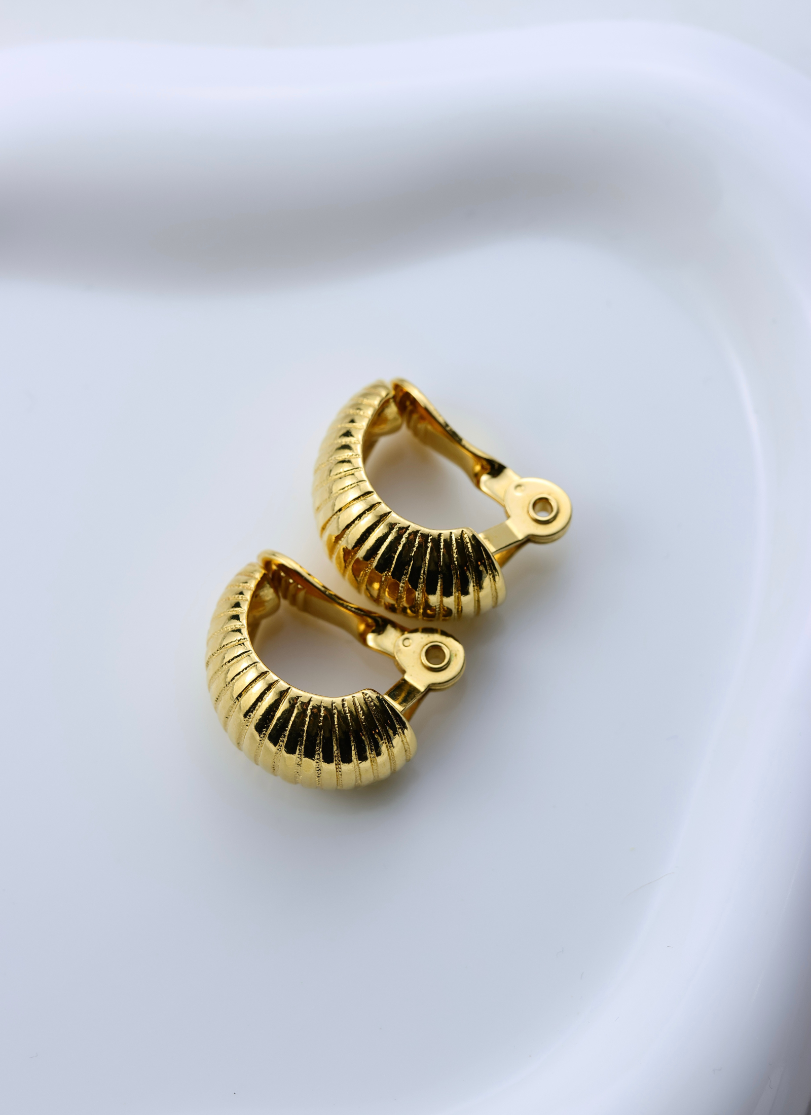 Monet - klasyczne pozłacane klipsy