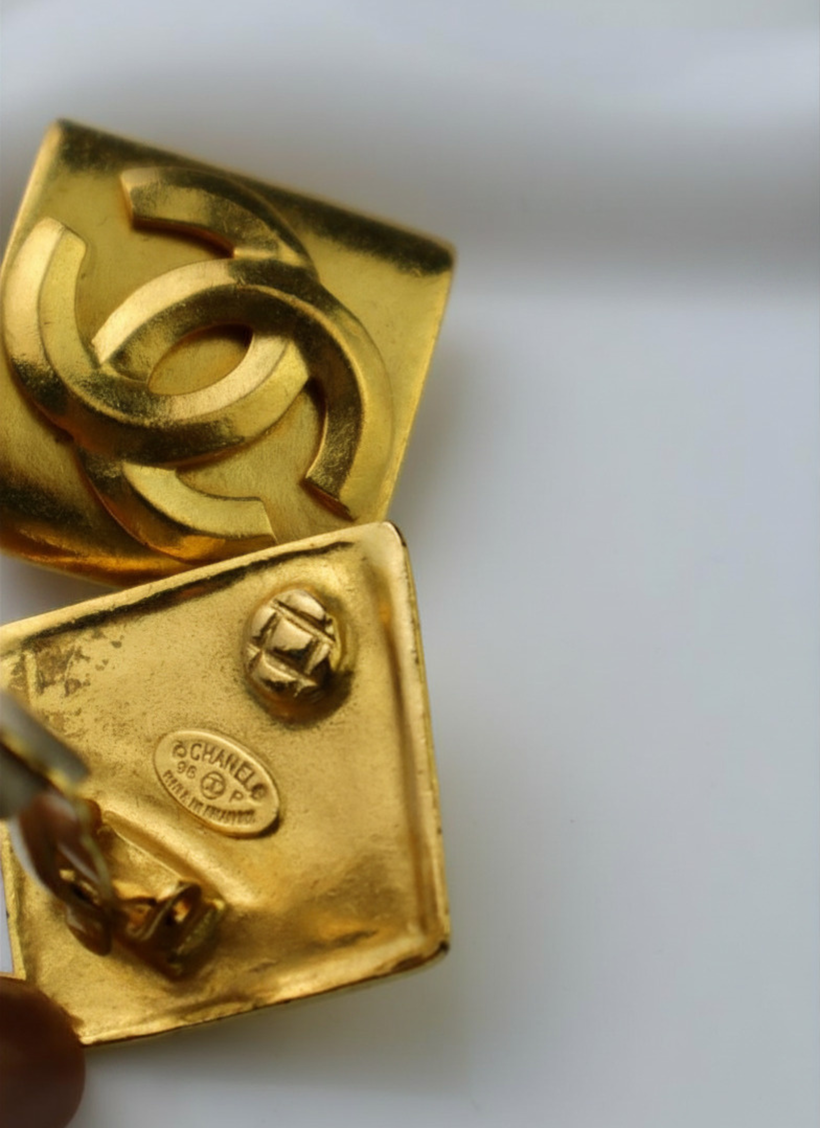 Chanel - klipsy vintage deltoidalne CC wiosna lato 1996 r.