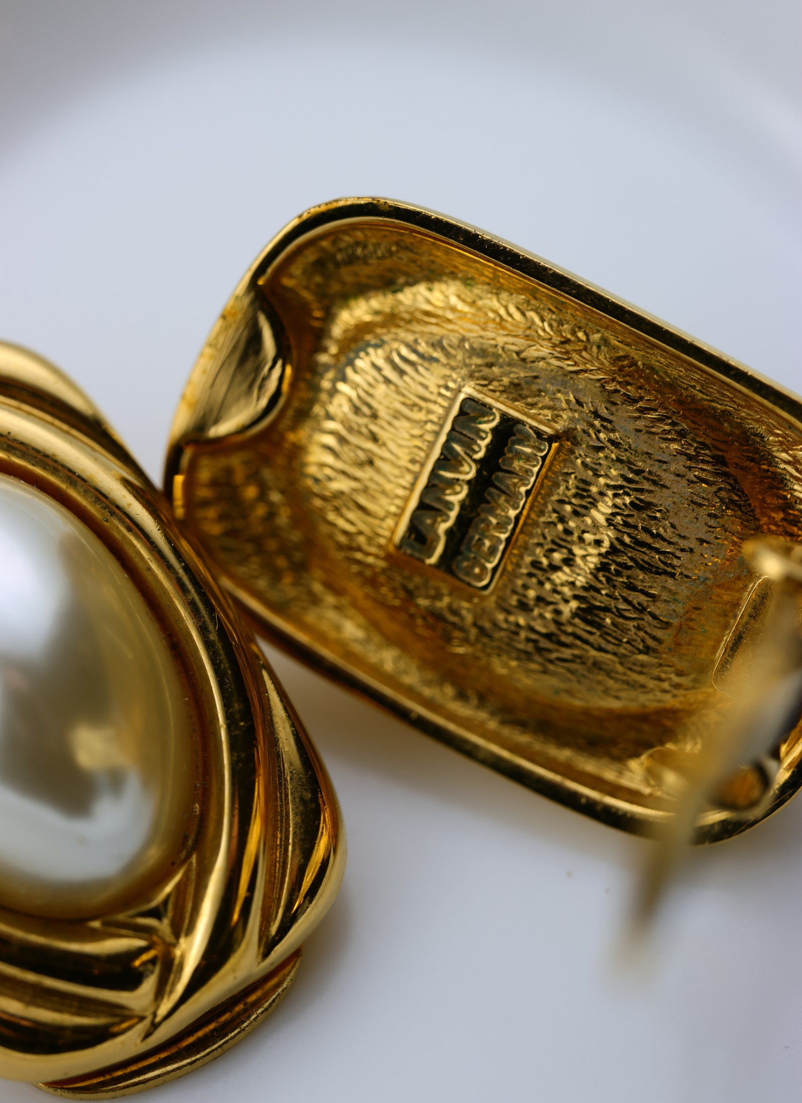 Lanvin - złote klipsy z perłą