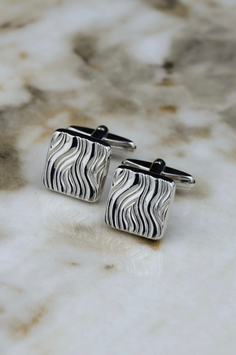 Burberry – stalowe kwadratowe spinki z motywem fali (SP014)