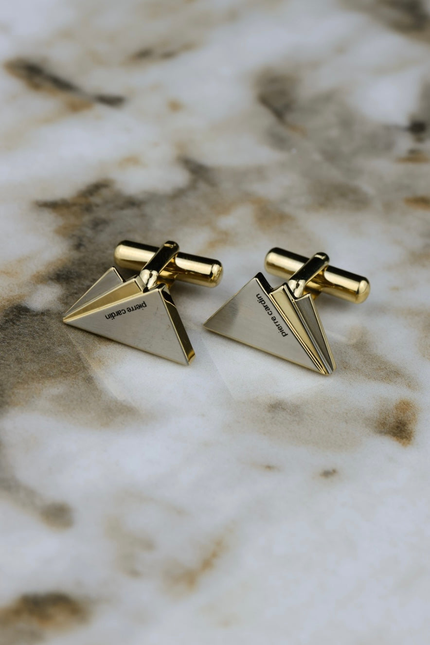 Pierre Cardin – stalowo-pozłacane spinki w kształcie pasma górskiego z czarnym napisem (SP024)