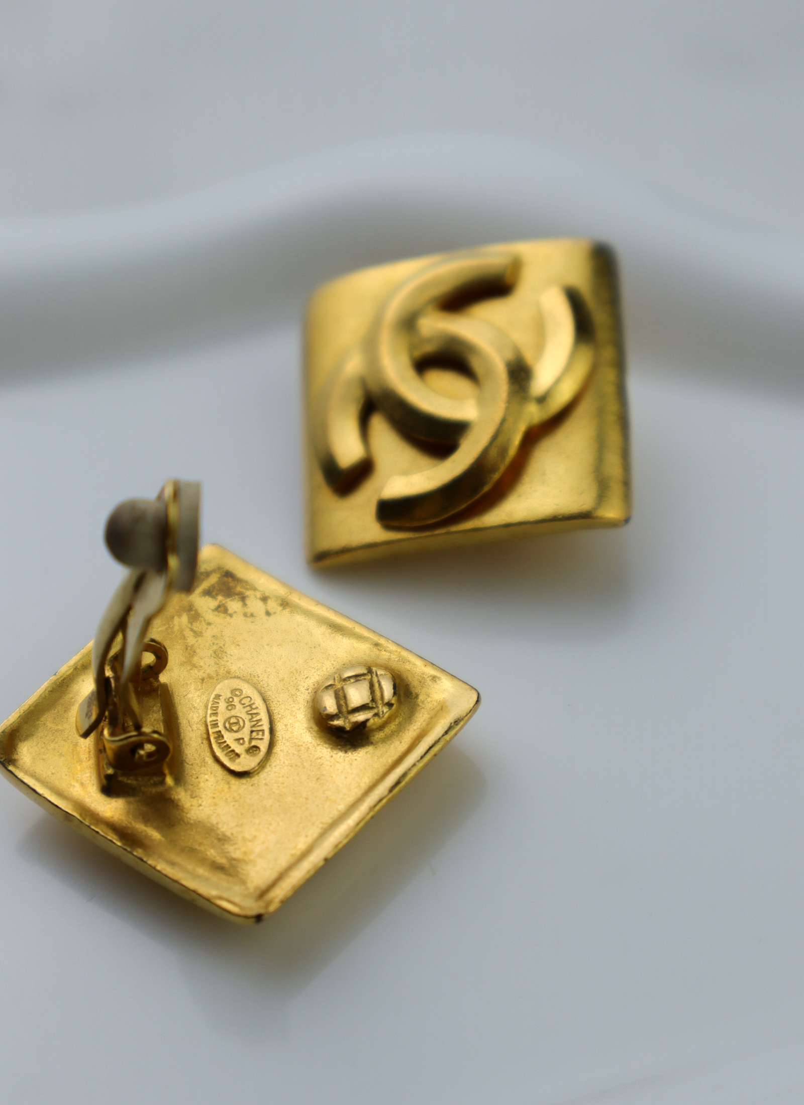 Chanel - klipsy vintage deltoidalne CC wiosna lato 1996 r.